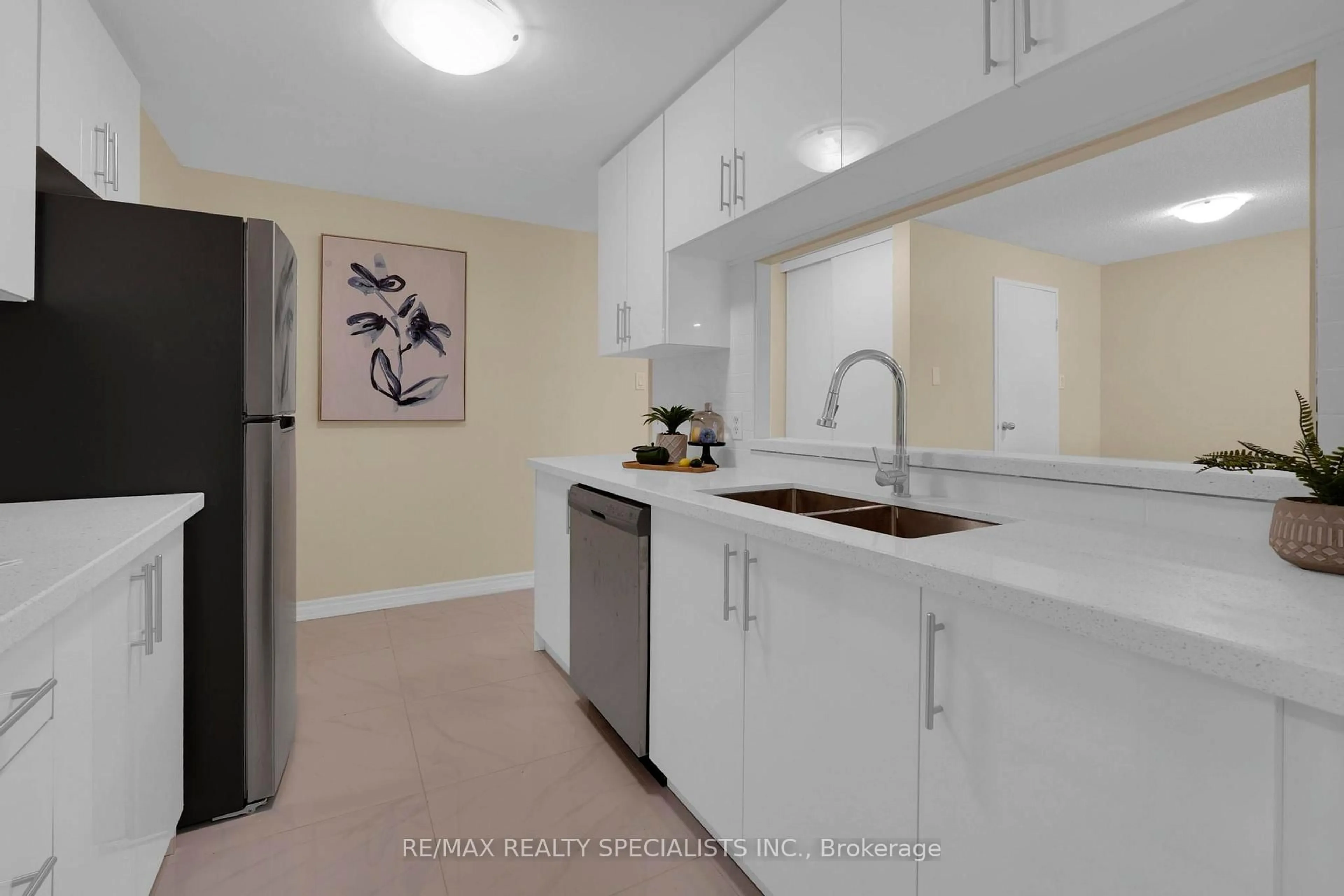 Standard kitchen, ceramic/tile floor for 35 Trailwood Dr #113, Mississauga Ontario L4Z 3L6
