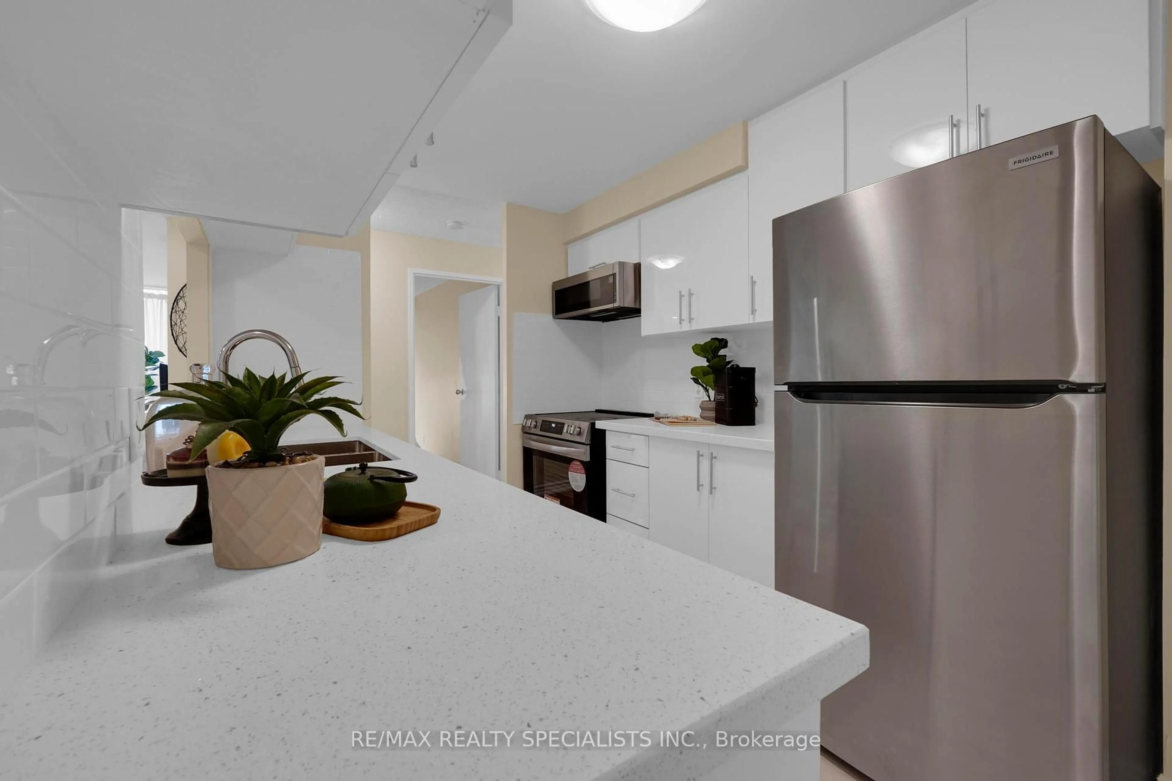 Standard kitchen, ceramic/tile floor for 35 Trailwood Dr #113, Mississauga Ontario L4Z 3L6