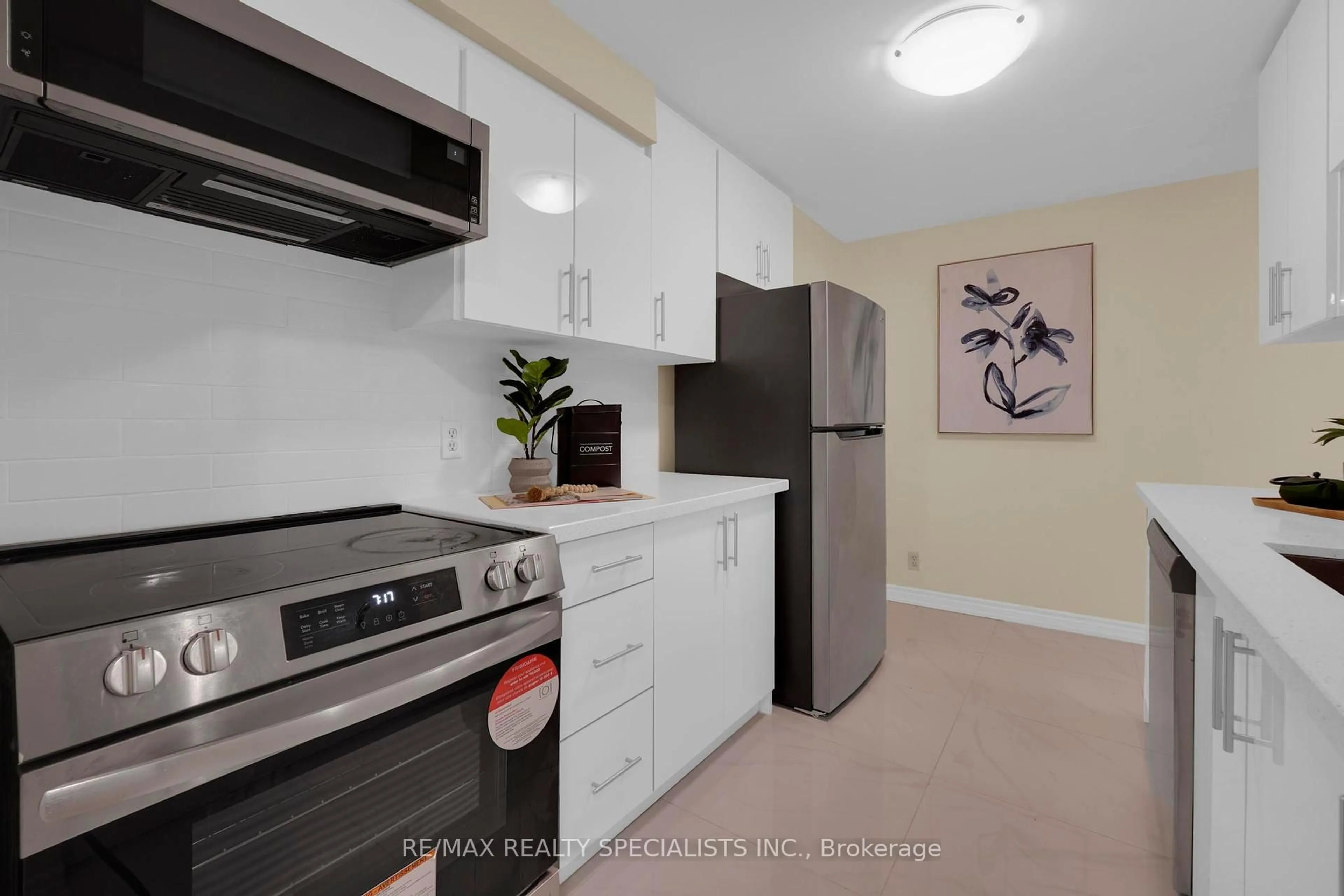Standard kitchen, unknown for 35 Trailwood Dr #113, Mississauga Ontario L4Z 3L6