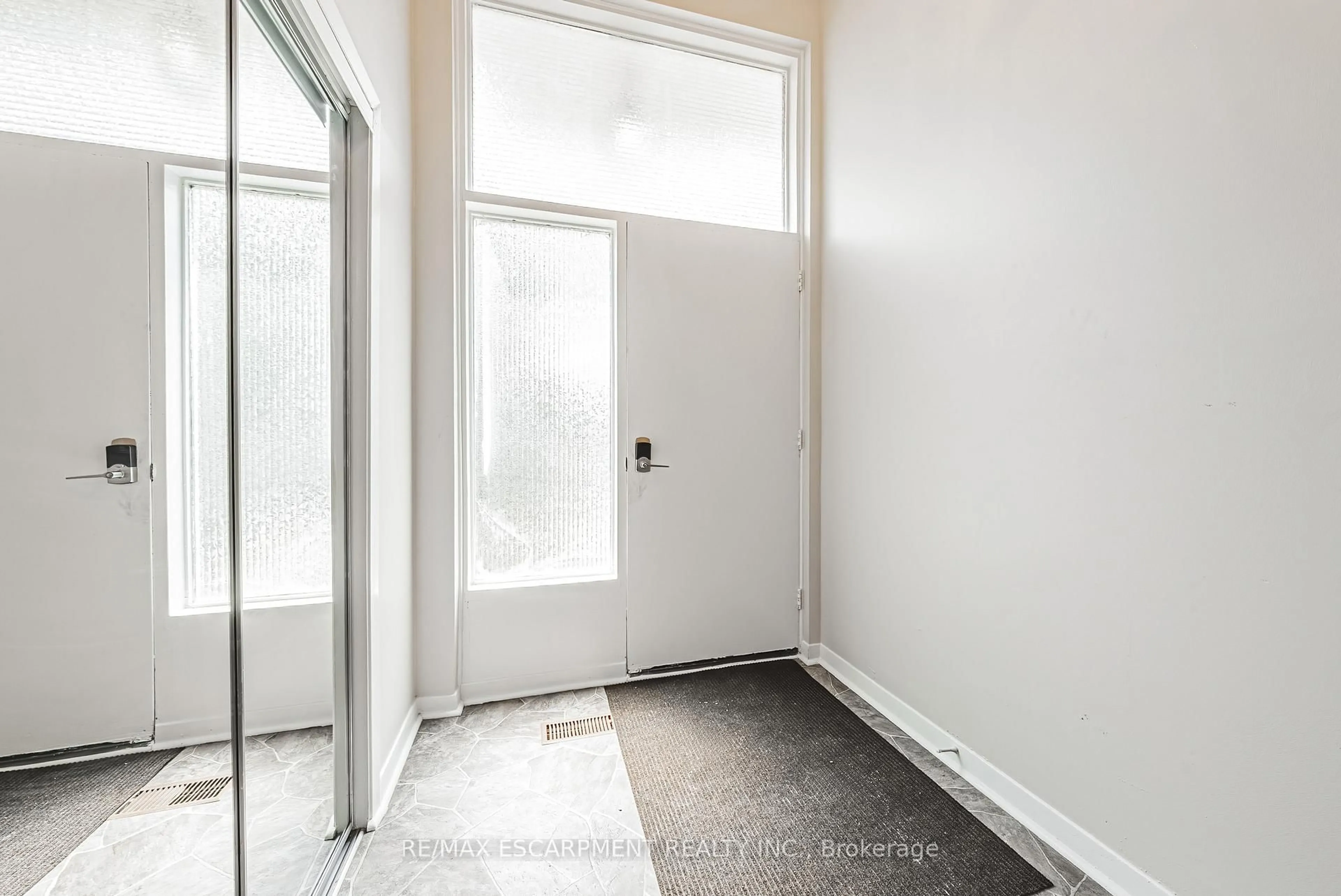 Indoor entryway for 5470 Schueller Cres, Burlington Ontario L7L 3T2