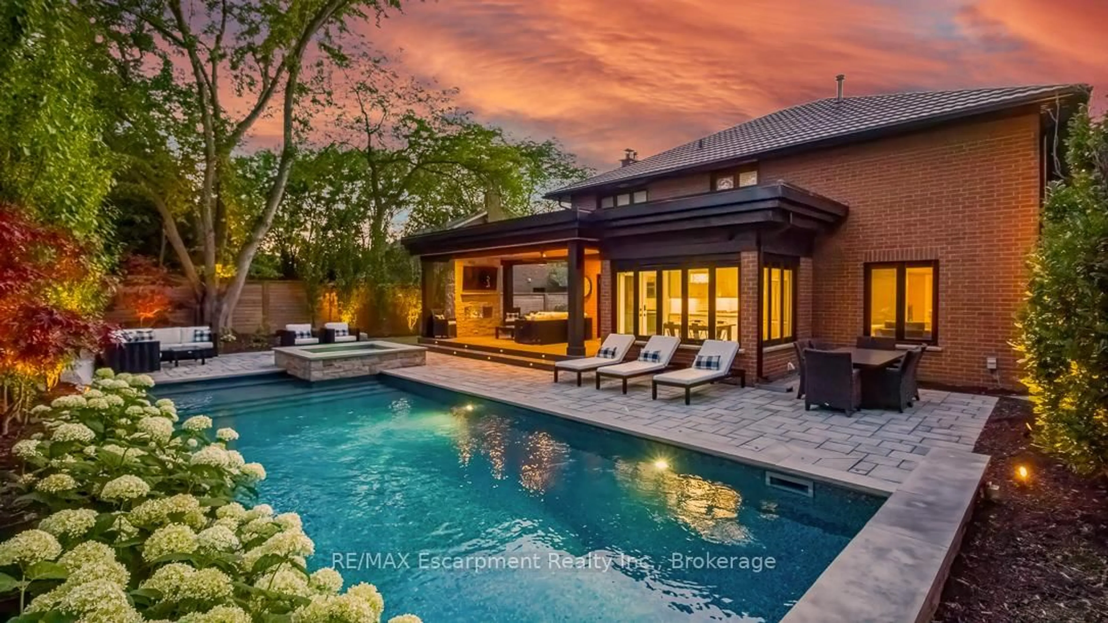 Pool for 484 Aspen Forest Dr, Oakville Ontario L6J 6H7