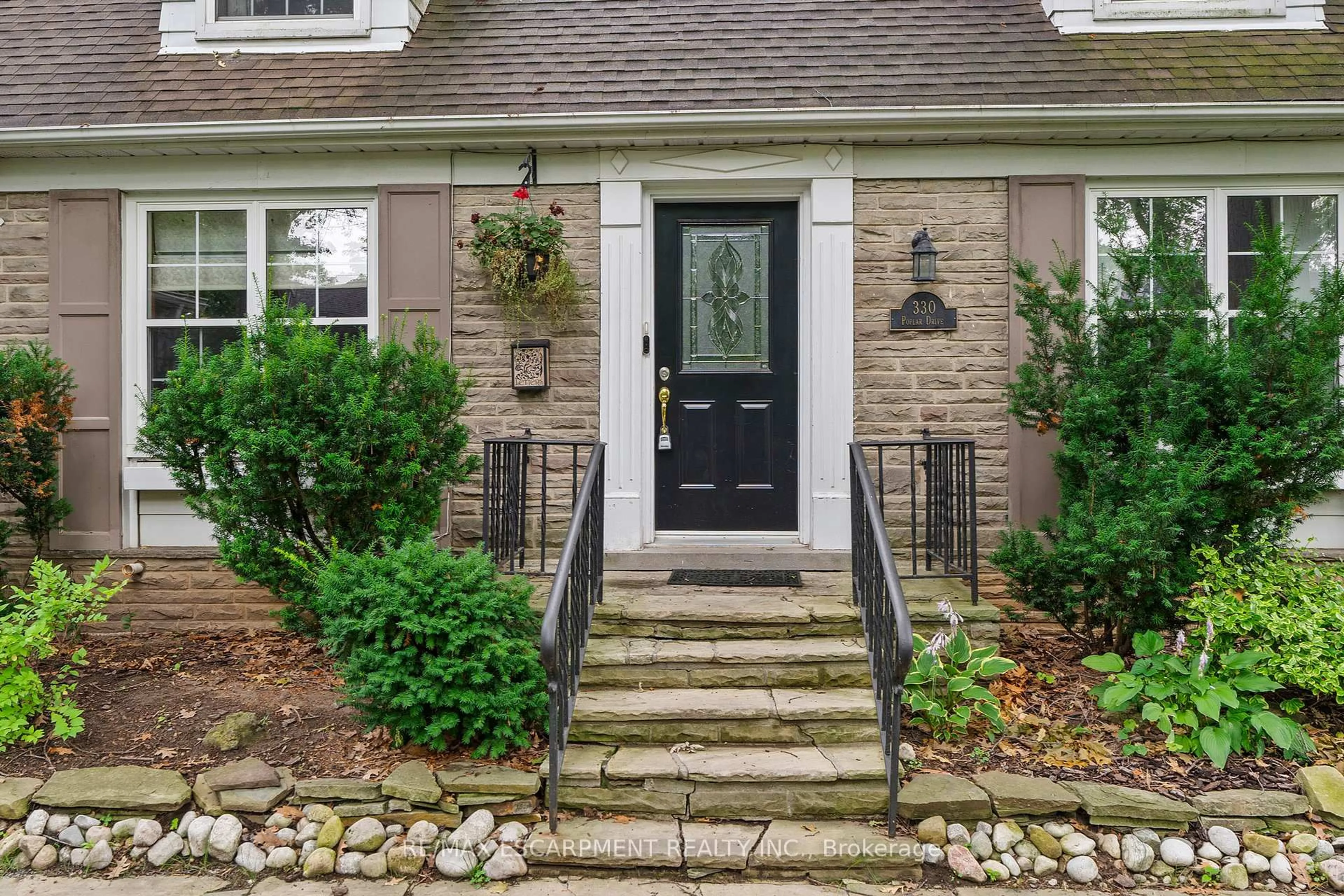 Unknown for 330 Poplar Dr, Oakville Ontario L6J 4E1