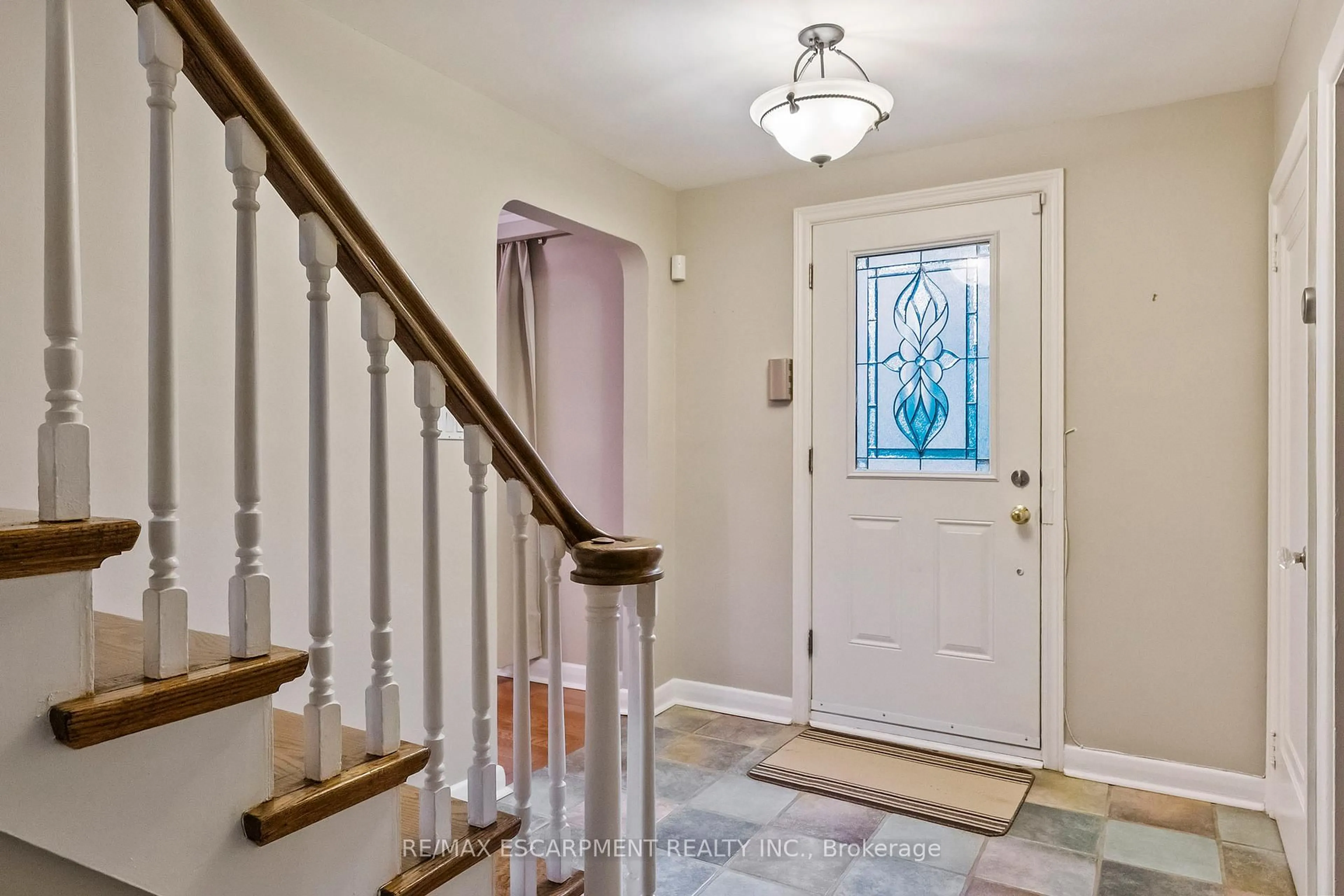 Indoor entryway for 330 Poplar Dr, Oakville Ontario L6J 4E1