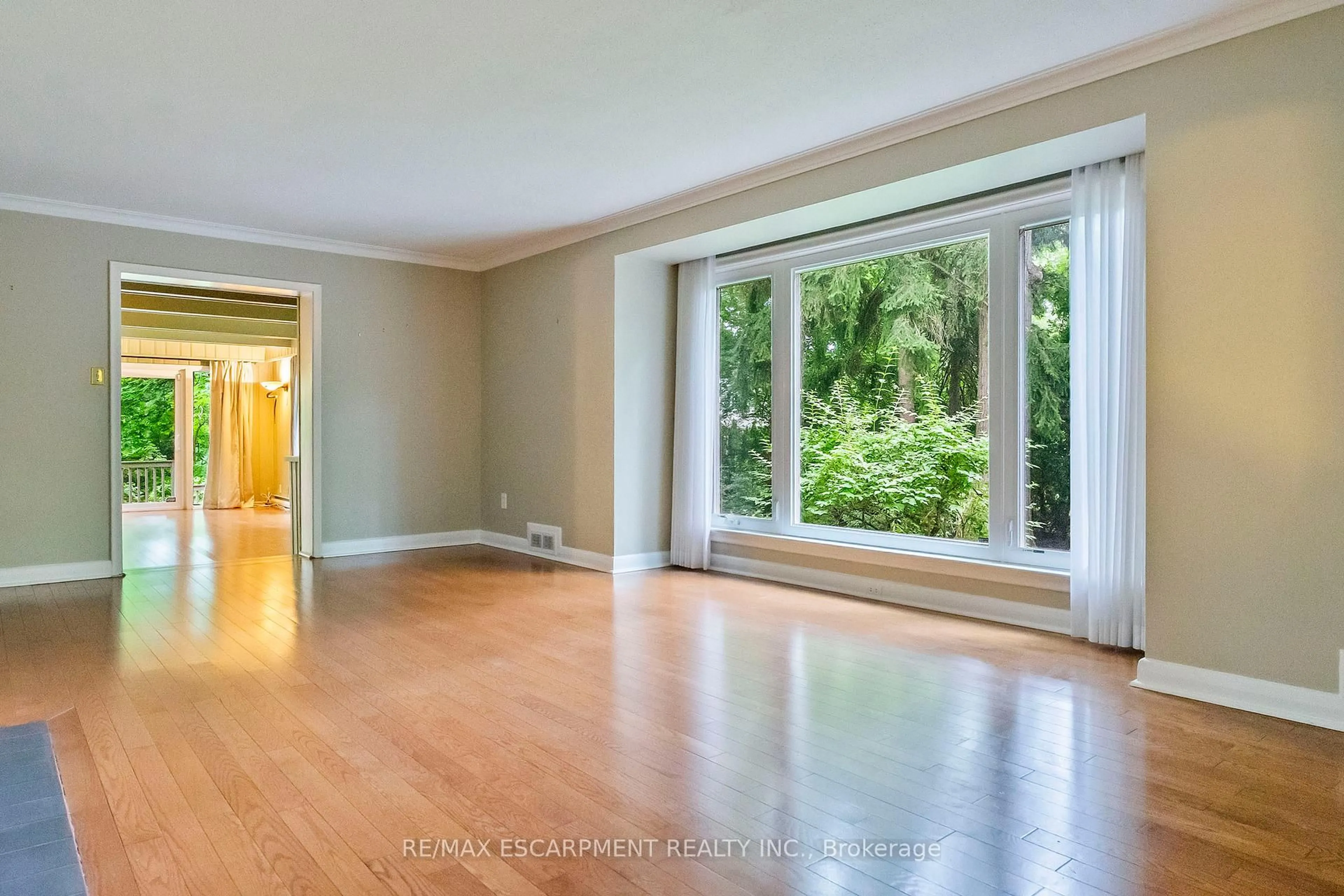 Unknown for 330 Poplar Dr, Oakville Ontario L6J 4E1