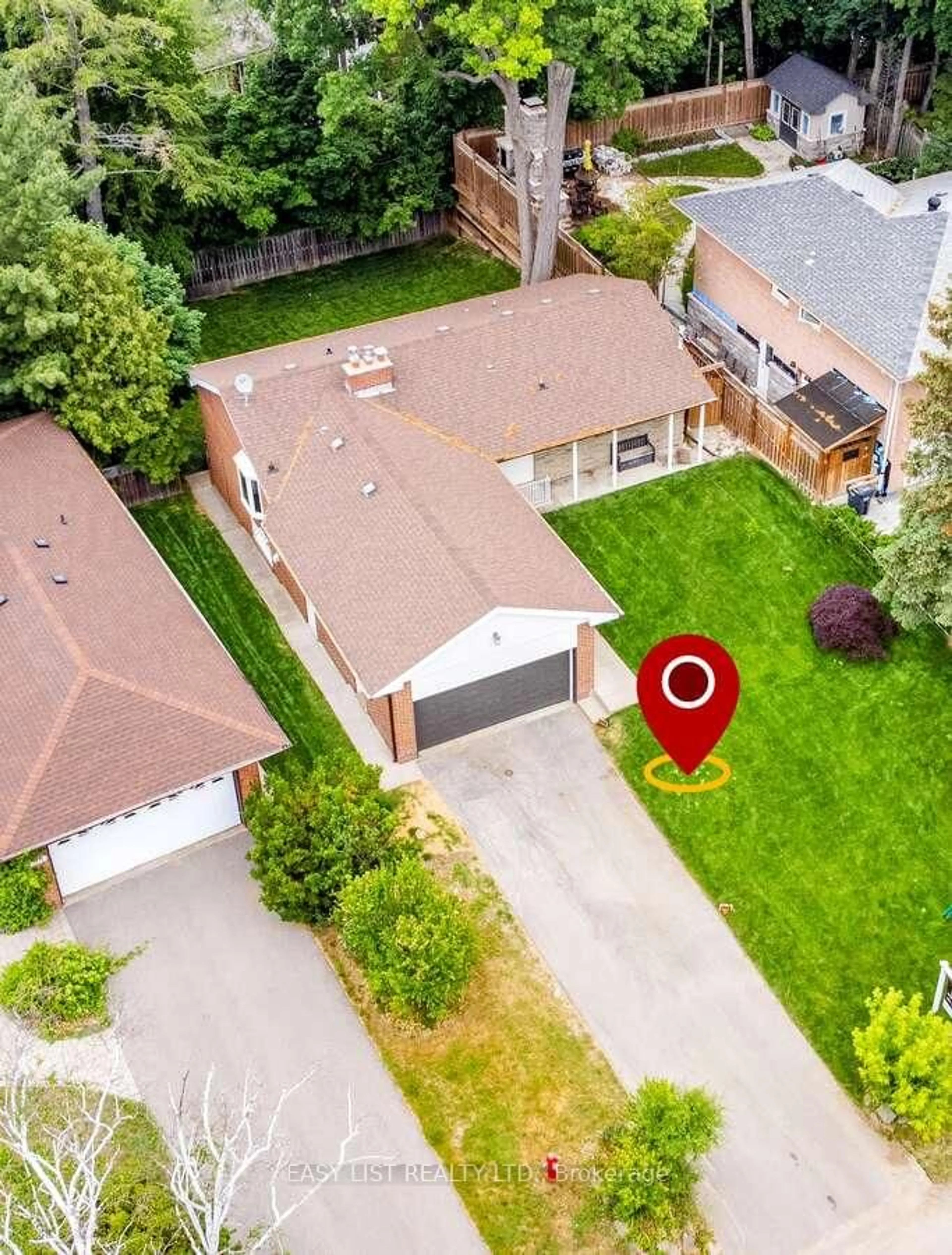 A pic from outside/outdoor area/front of a property/back of a property/a pic from drone, street for 3438 Enniskillen Circ, Mississauga Ontario L5C 2N1