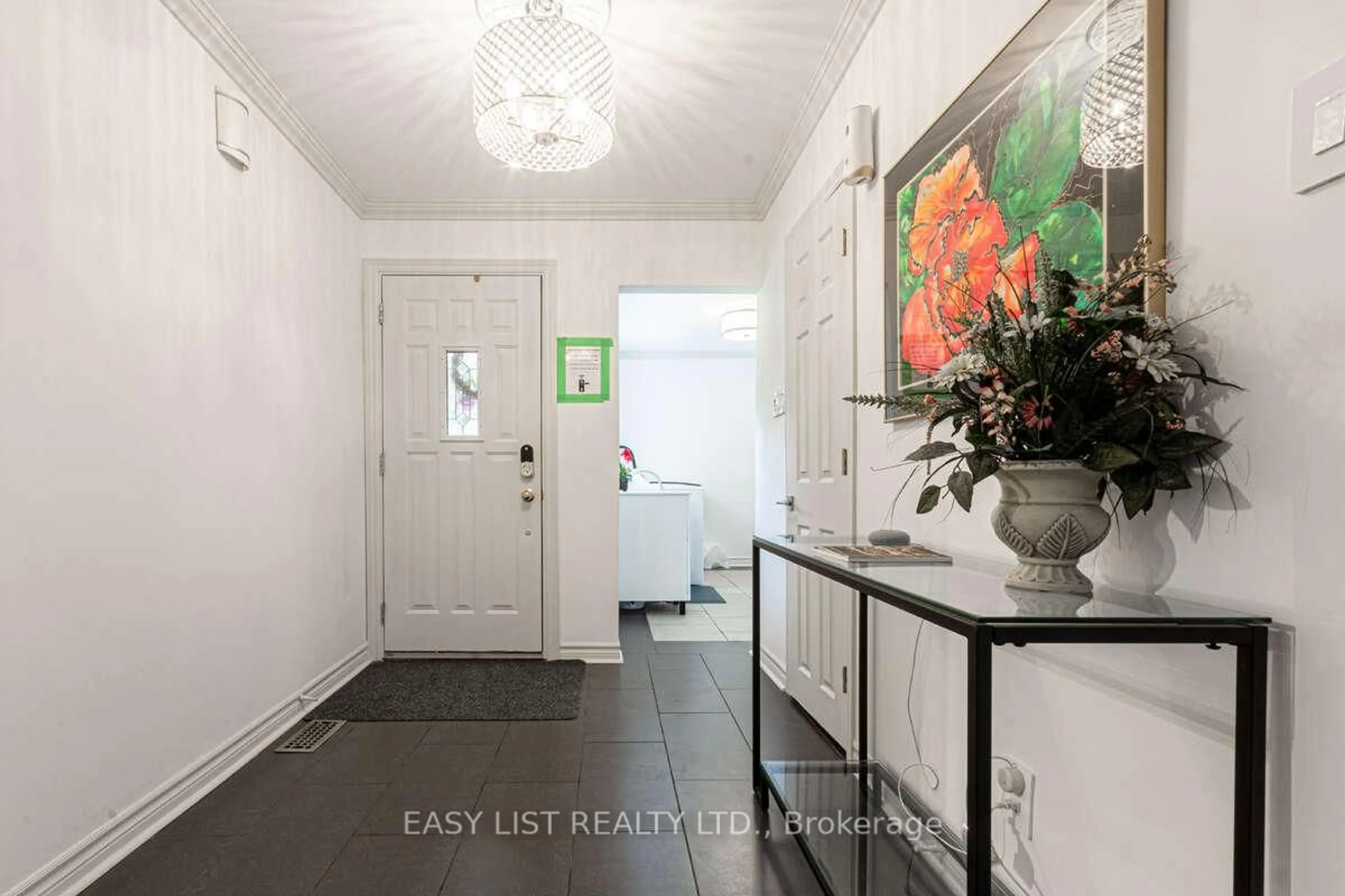 Indoor entryway for 3438 Enniskillen Circ, Mississauga Ontario L5C 2N1