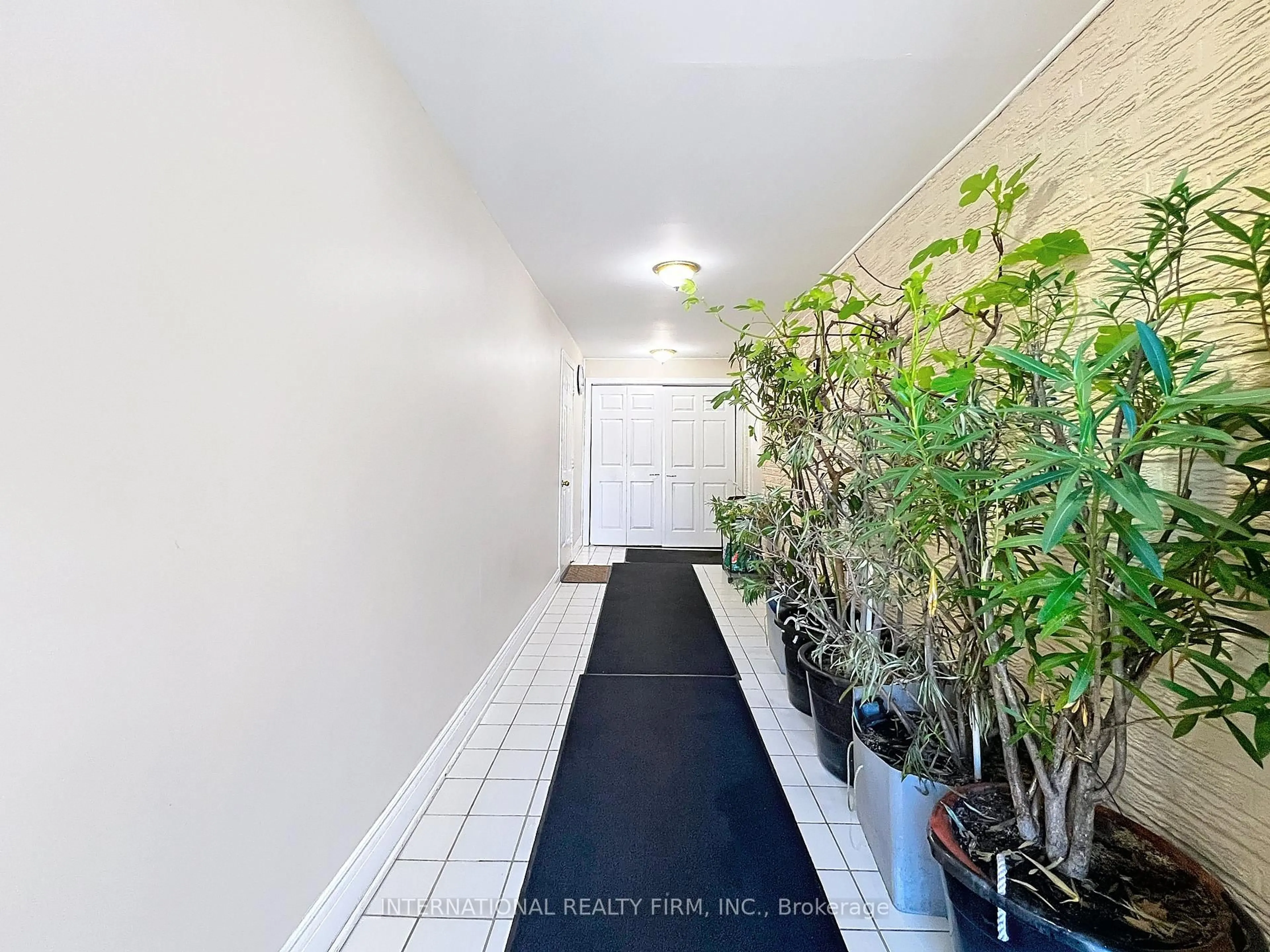 Indoor entryway for 3602 Dunrankin Dr, Mississauga Ontario L4T 1V9