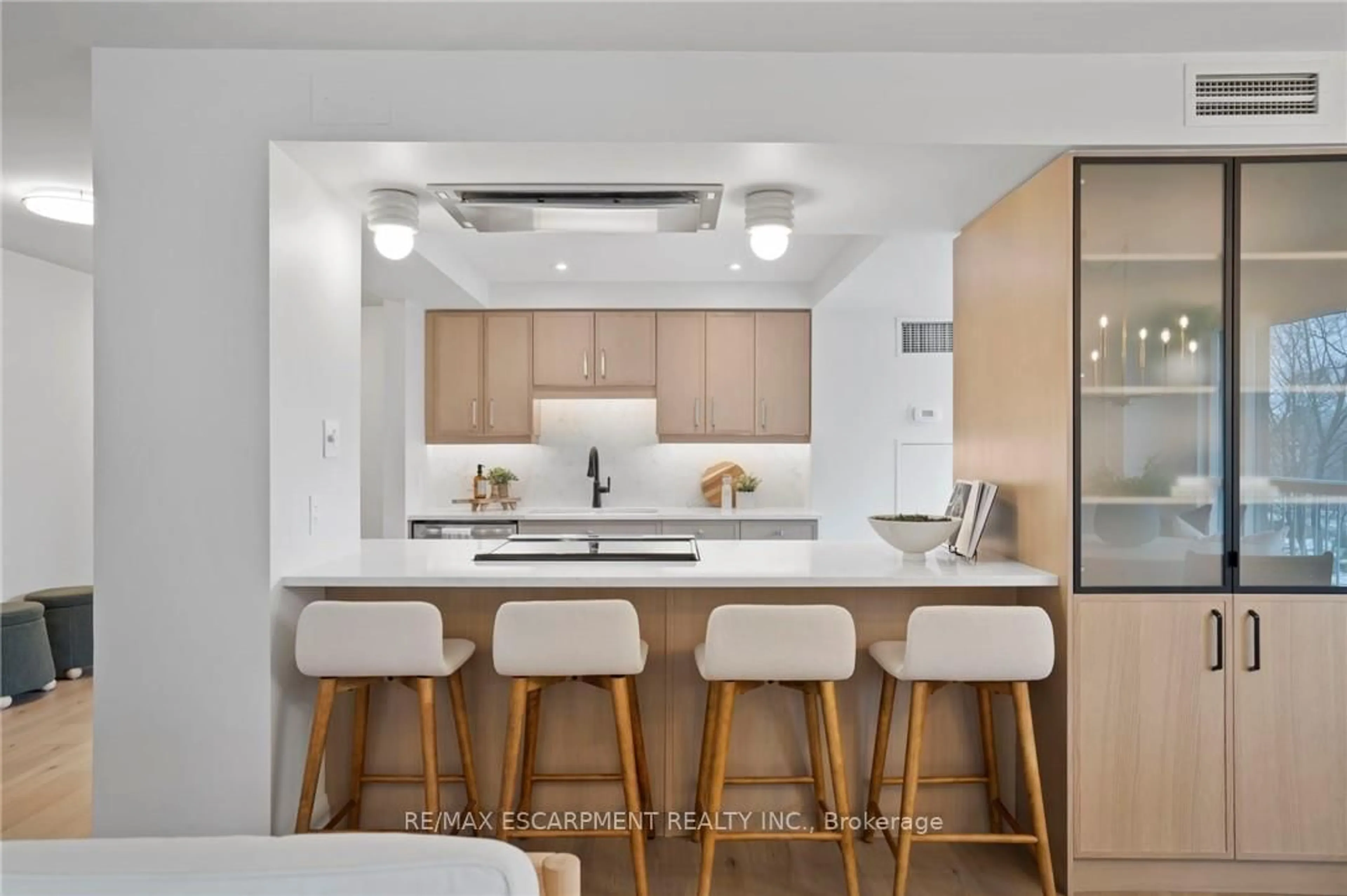 Contemporary kitchen, ceramic/tile floor for 2190 LAKESHORE Rd #403, Burlington Ontario L7R 4K1