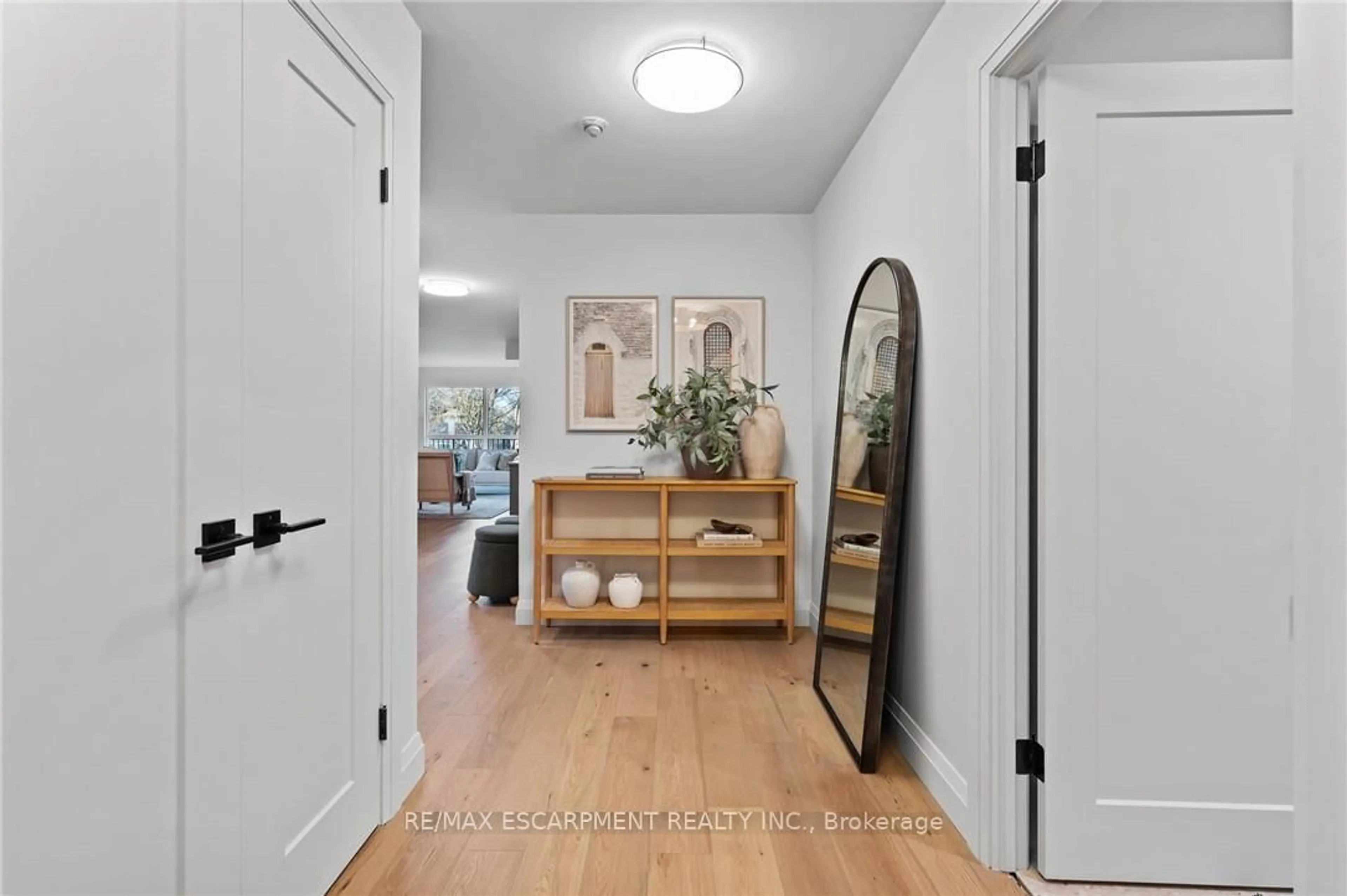 Indoor entryway for 2190 LAKESHORE Rd #403, Burlington Ontario L7R 4K1