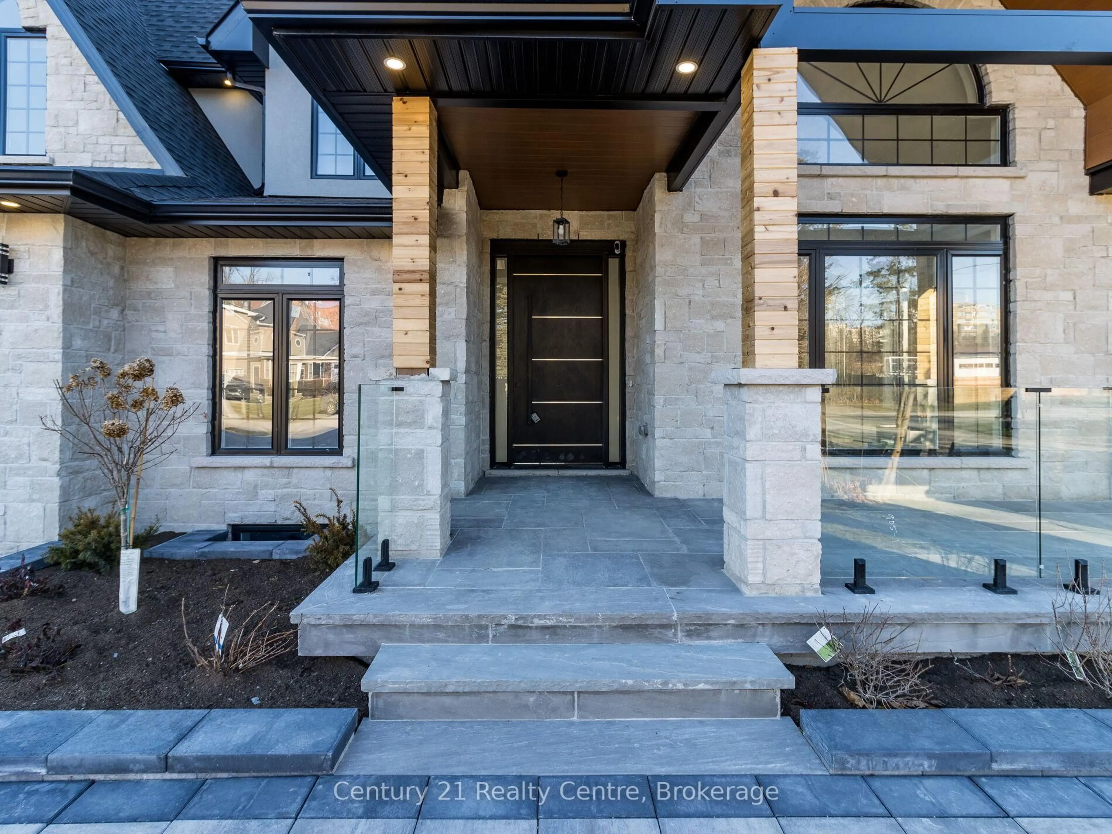 Indoor entryway for 14 Crescent Rd, Oakville Ontario L6K 1W4