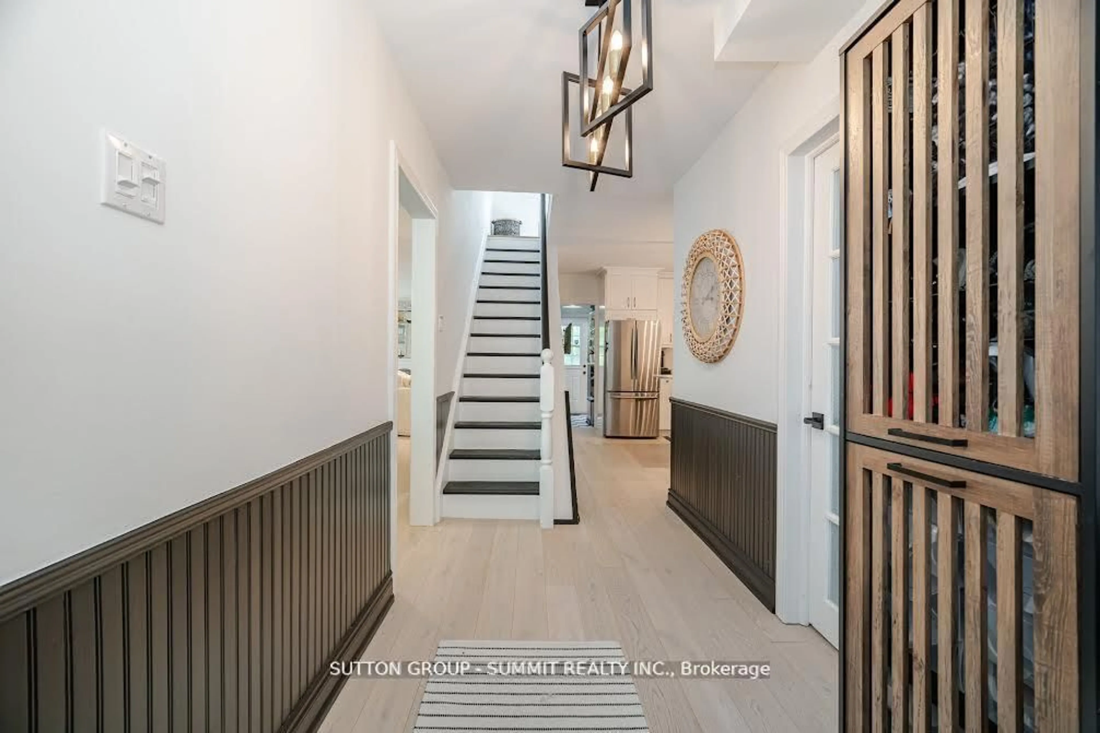 Indoor entryway for 38 JOHN St, Mississauga Ontario L5H 2E6