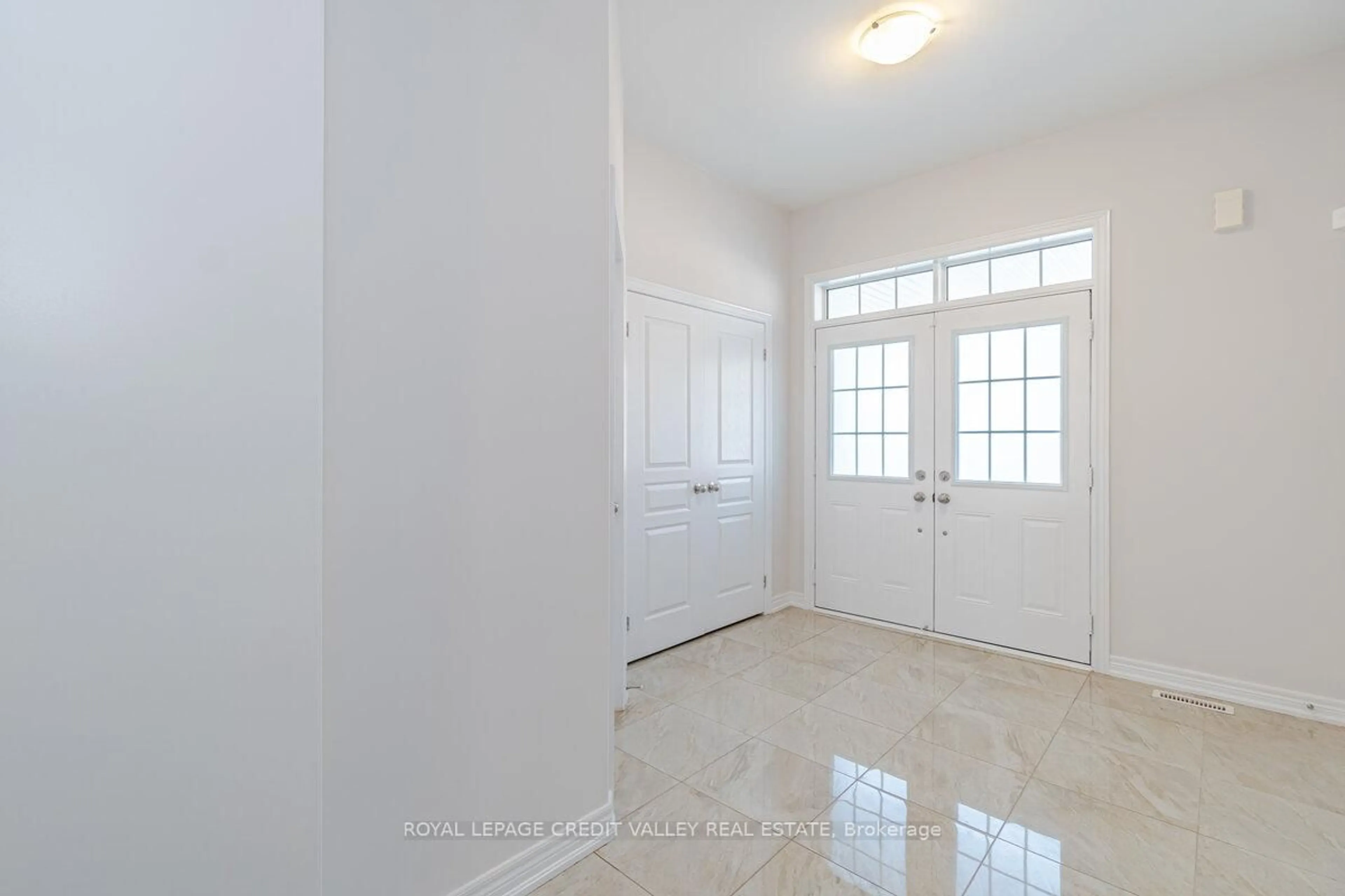 Indoor entryway for 380 Robert Parkinson Dr, Brampton Ontario L7A 4B8