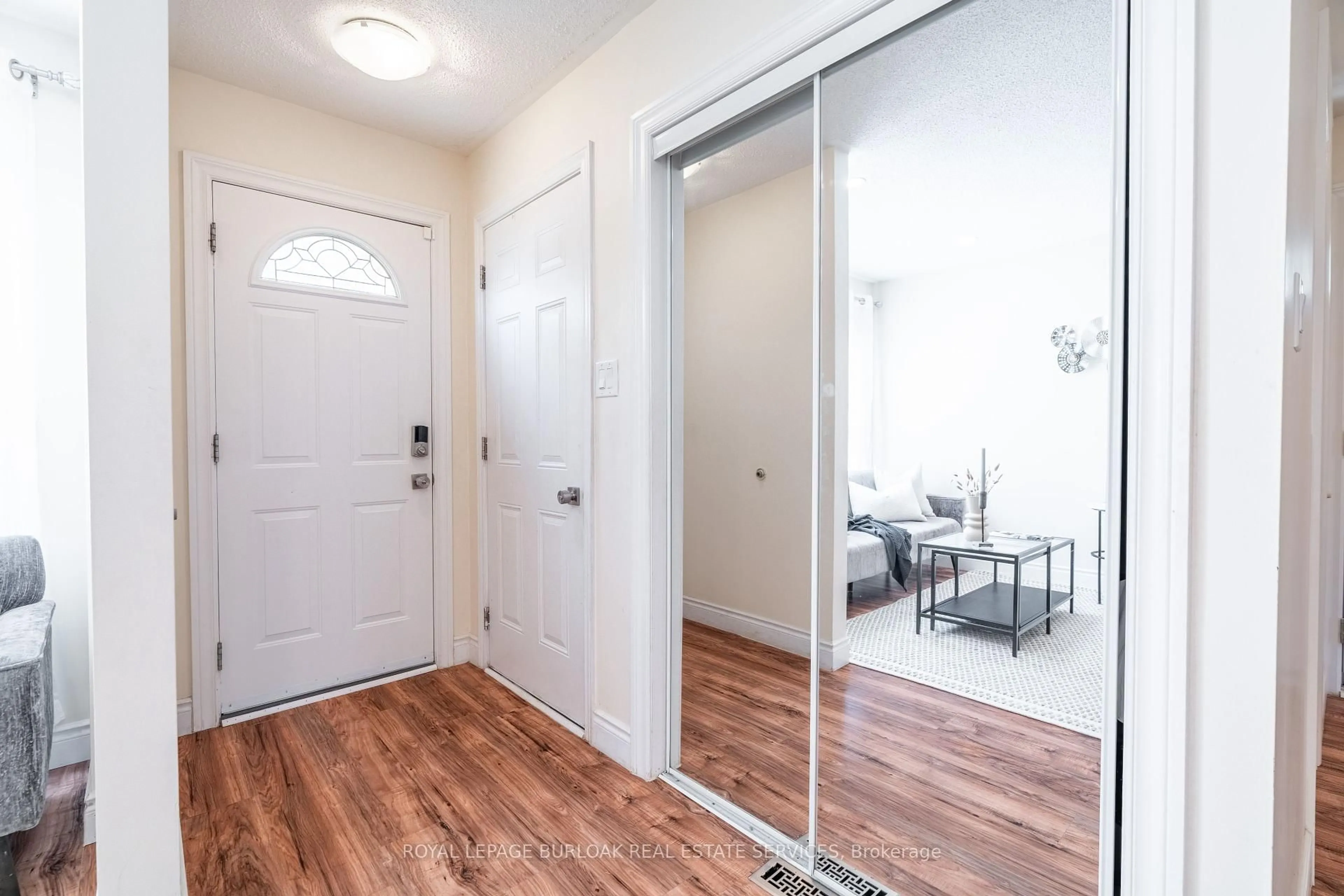Indoor entryway for 522 Roseheath Dr, Milton Ontario L9T 4V6
