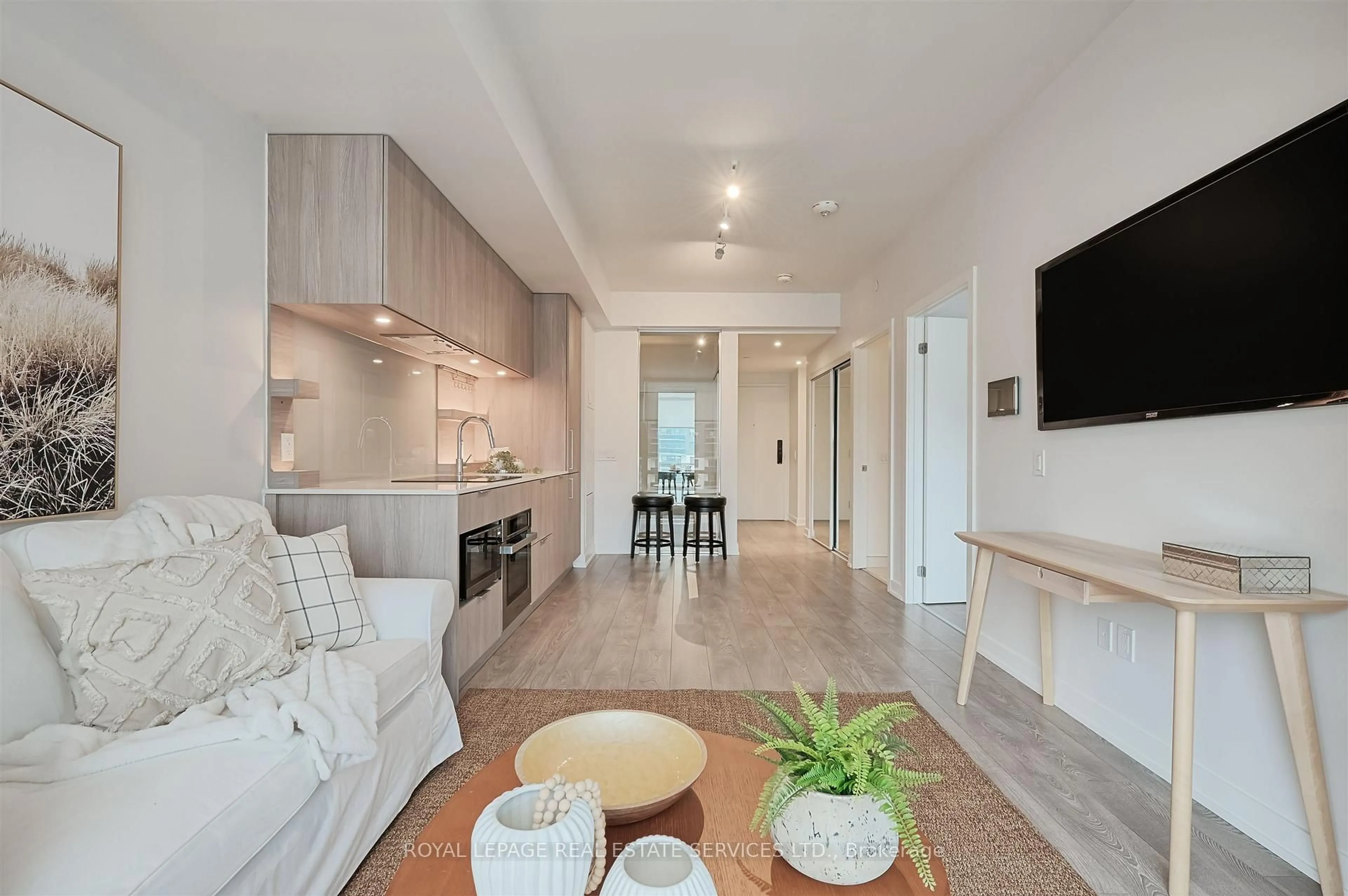 Open concept kitchen, ceramic/tile floor for 28 Ann St #417, Mississauga Ontario L5G 3G1
