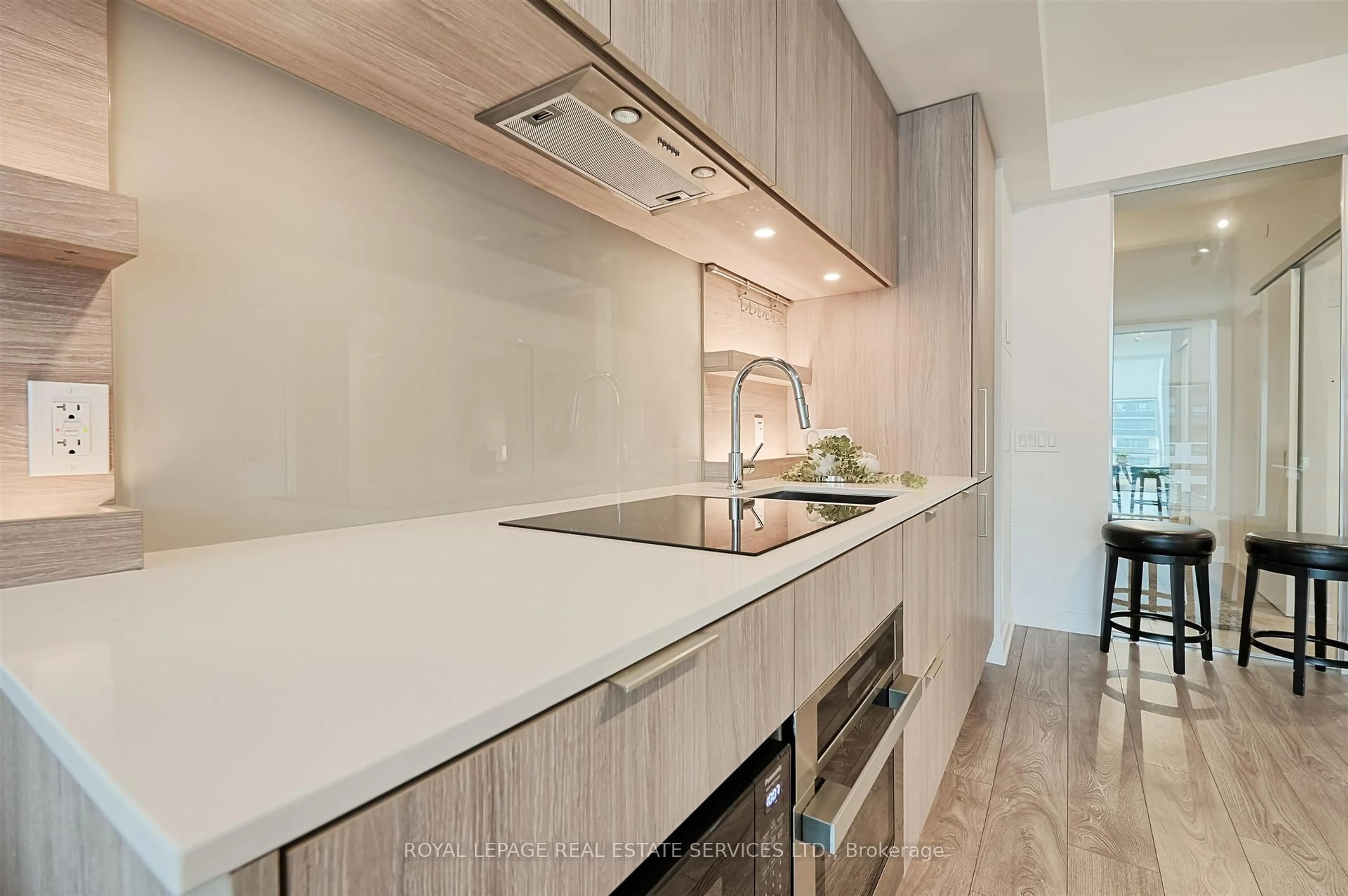 Contemporary kitchen, unknown for 28 Ann St #417, Mississauga Ontario L5G 3G1