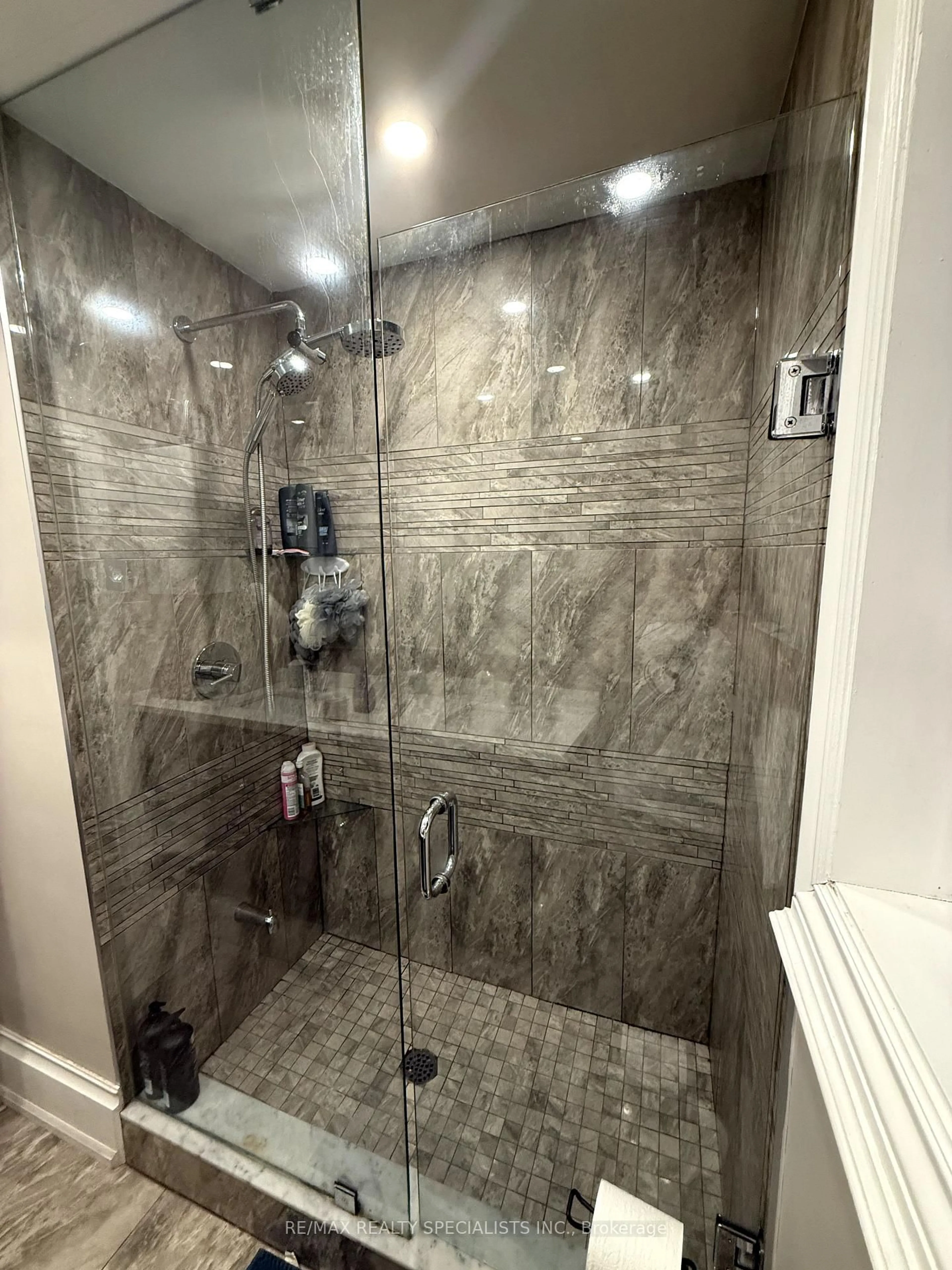 Contemporary bathroom, ceramic/tile floor for 33 Dorward Dr, Toronto Ontario M9V 2J4