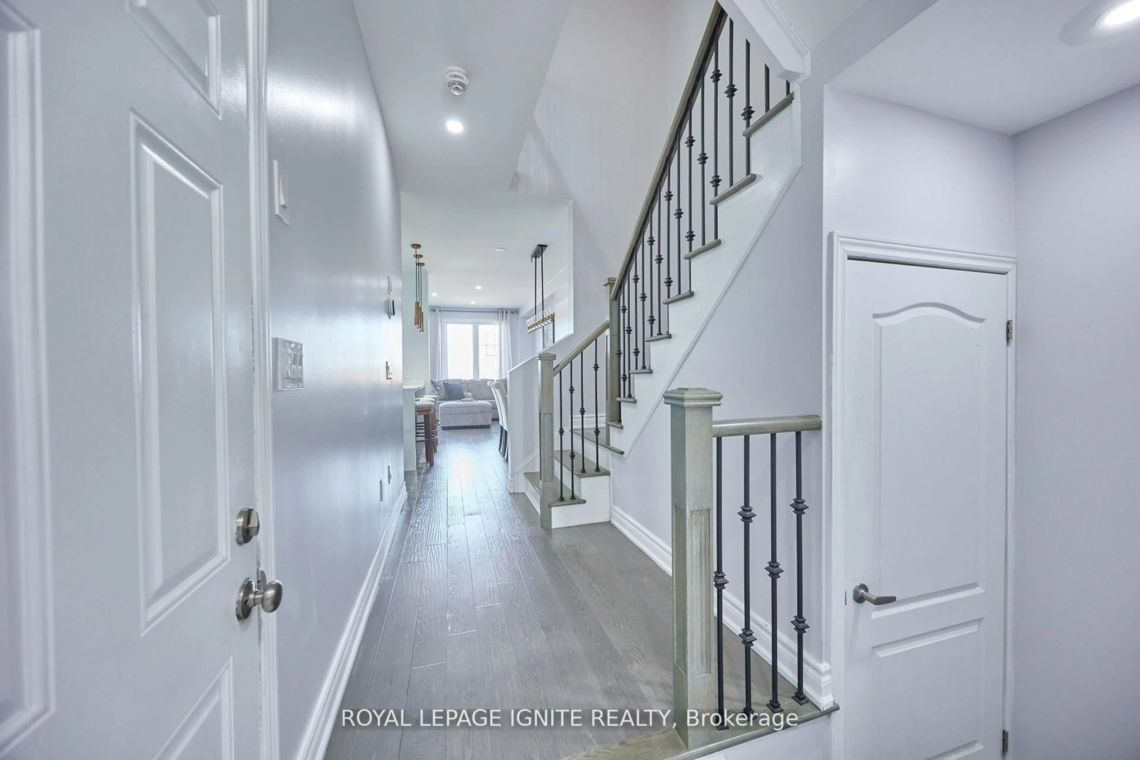 Indoor entryway for 80 Davenfield Circ, Brampton Ontario L6P 4M2