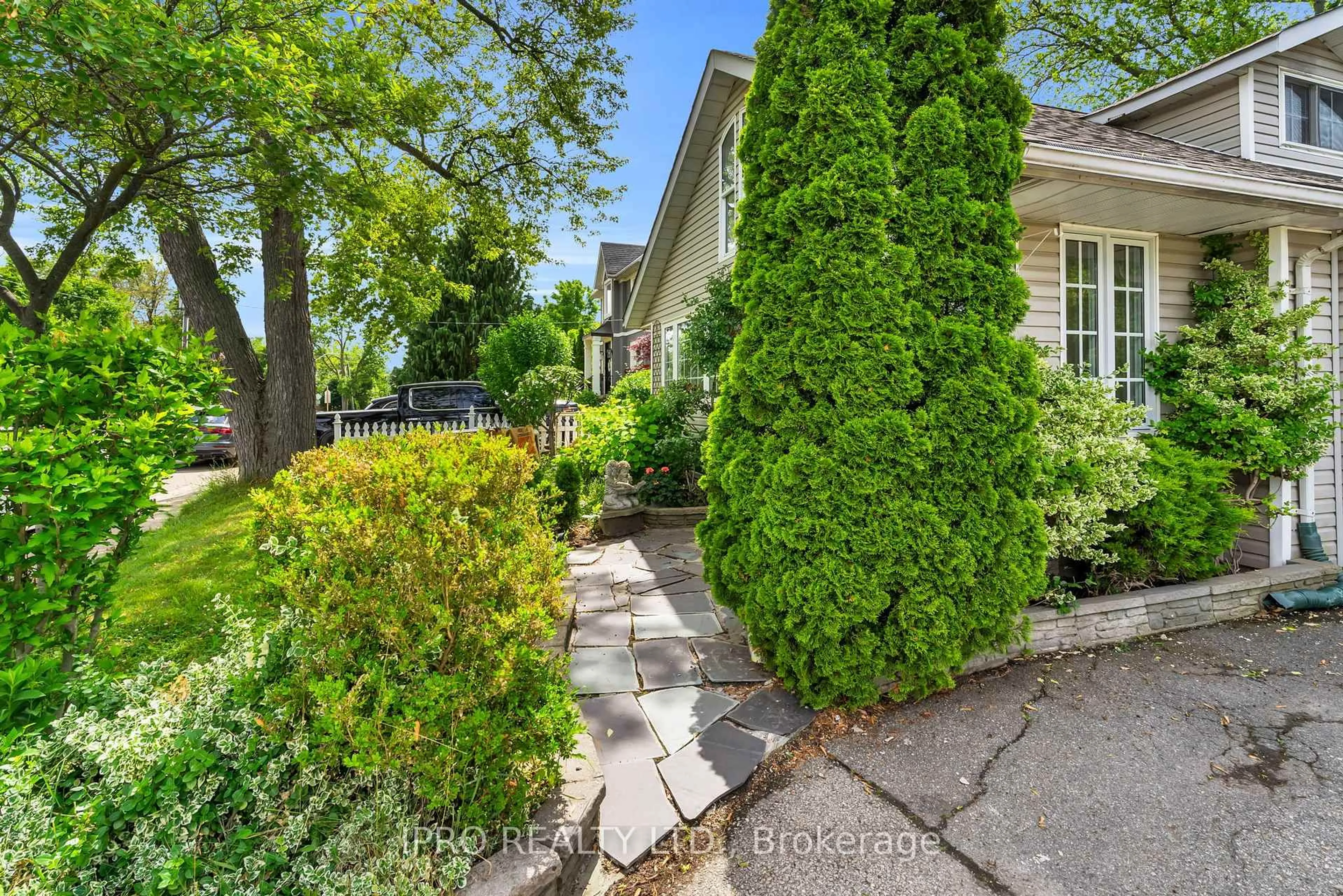 A pic from outside/outdoor area/front of a property/back of a property/a pic from drone, street for 2295 Belyea St, Oakville Ontario L6L 1N7