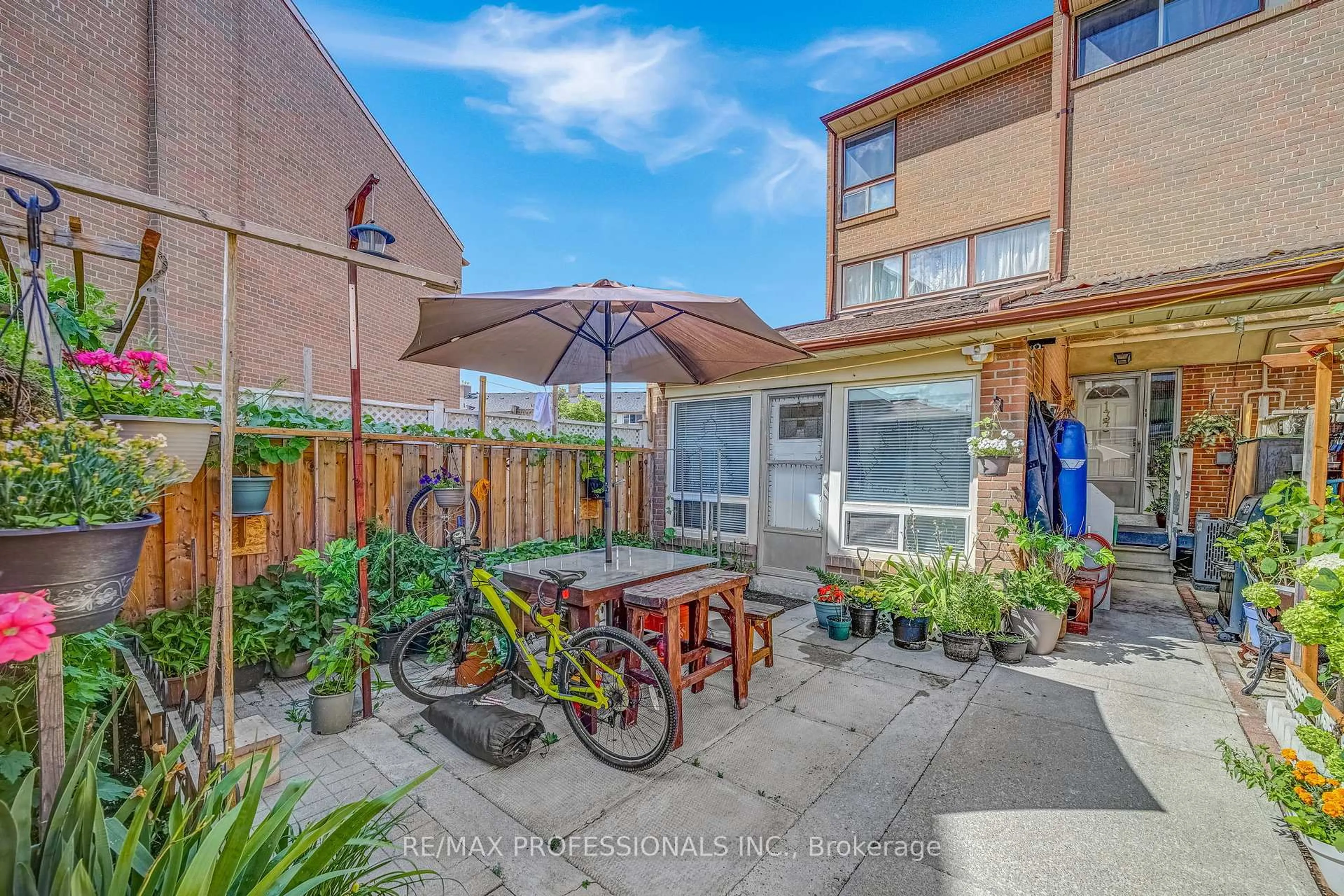 Patio, street for 256 John Garland Blvd #133, Toronto Ontario M9V 1N8