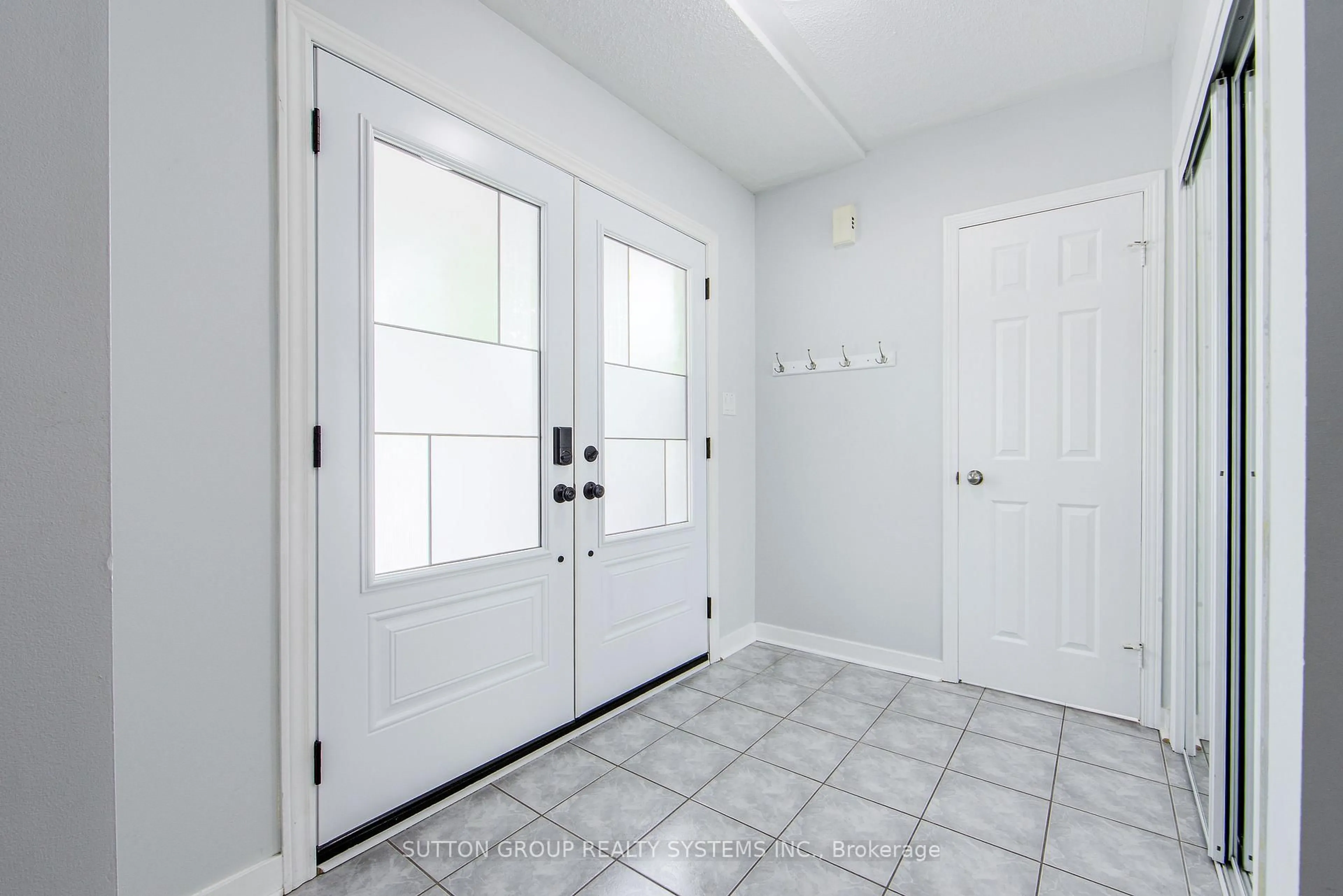 Indoor entryway for 2250 Pell Cres, Oakville Ontario L6M 3T6