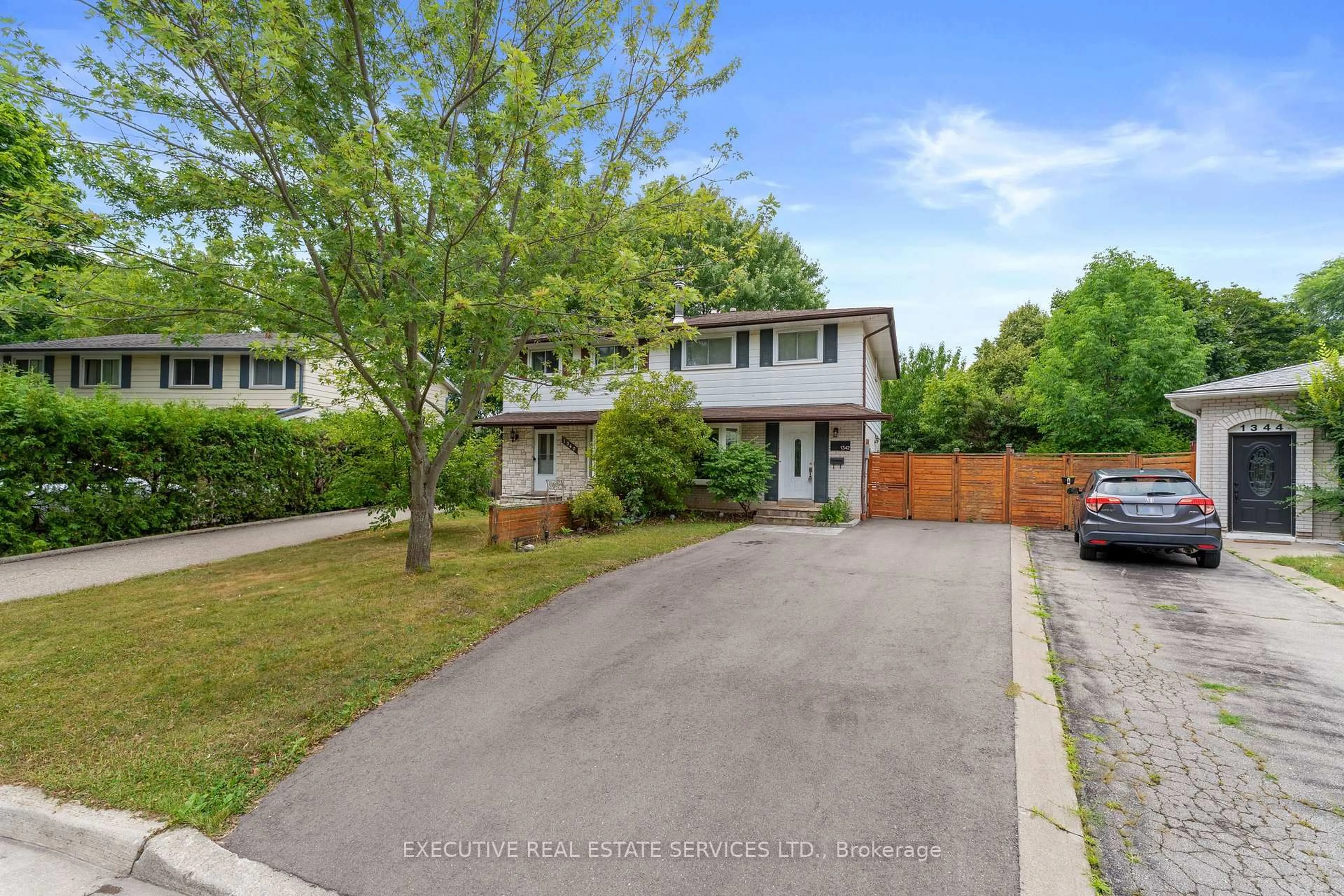 A pic from outside/outdoor area/front of a property/back of a property/a pic from drone, street for 1342 Roylen Rd, Oakville Ontario L6H 1V4