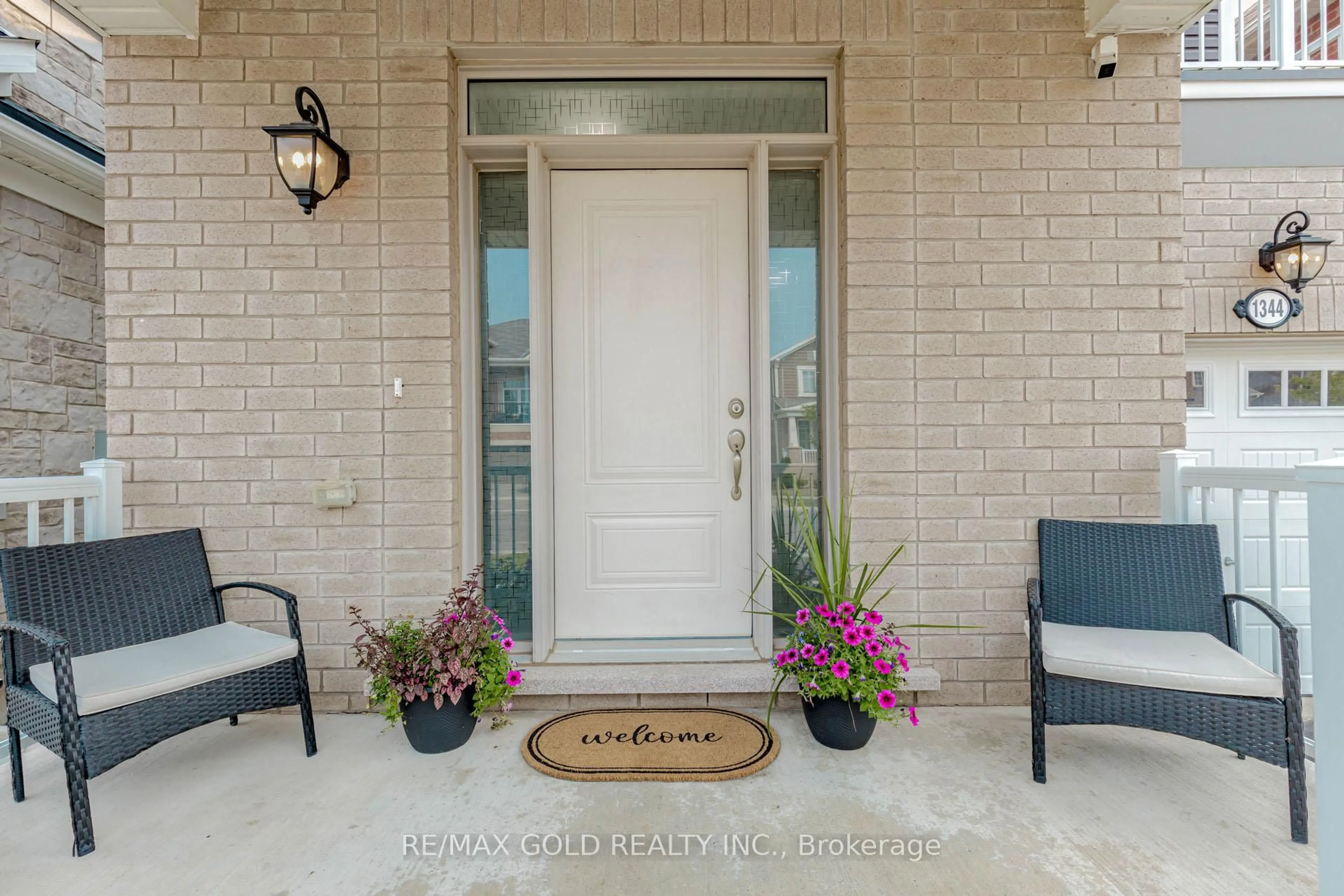 Indoor entryway for 1344 ROSE Way, Milton Ontario L9E 1M5