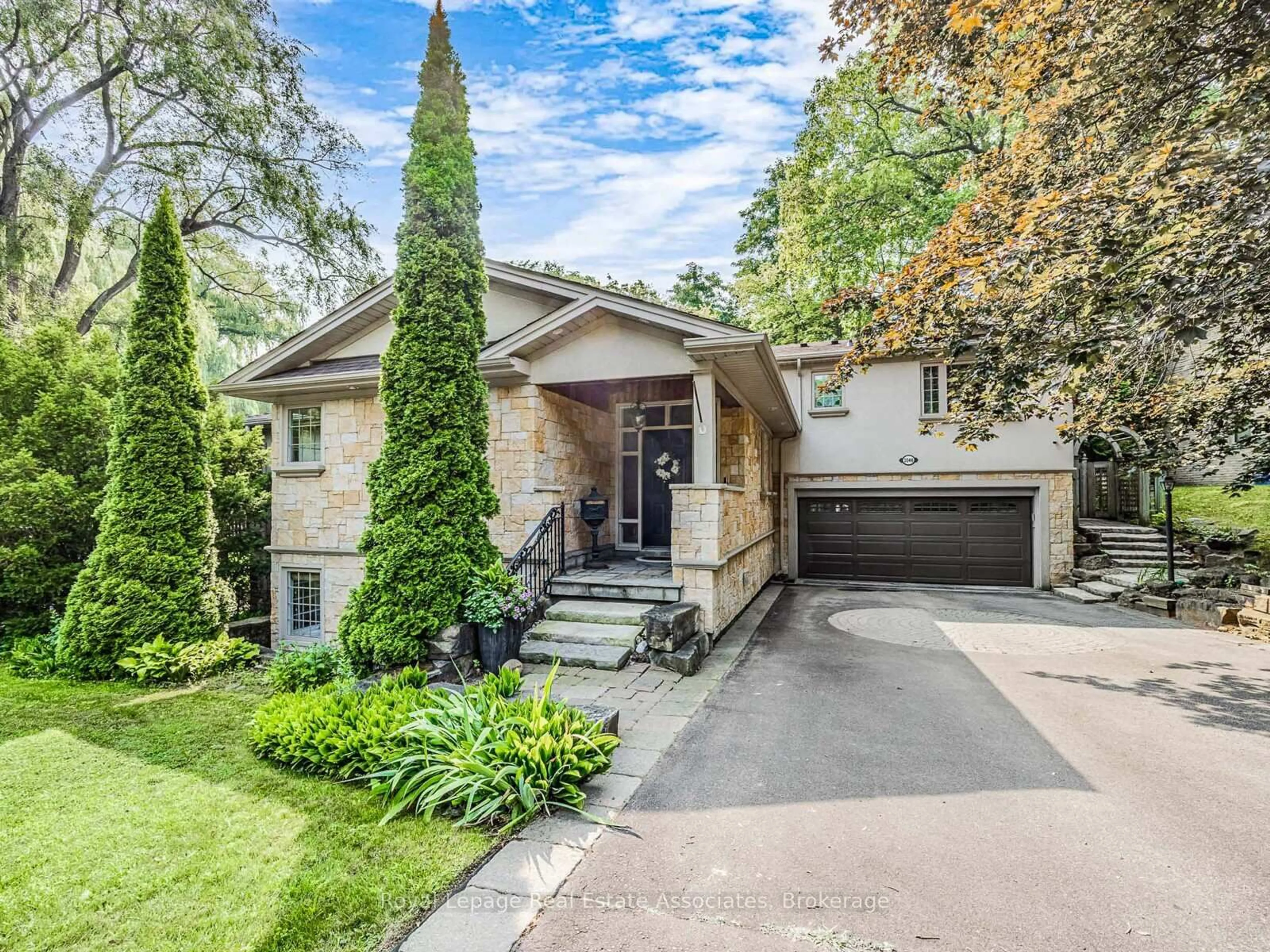 Home with brick exterior material, street for 1046 Springhill Dr, Mississauga Ontario L5H 1M9