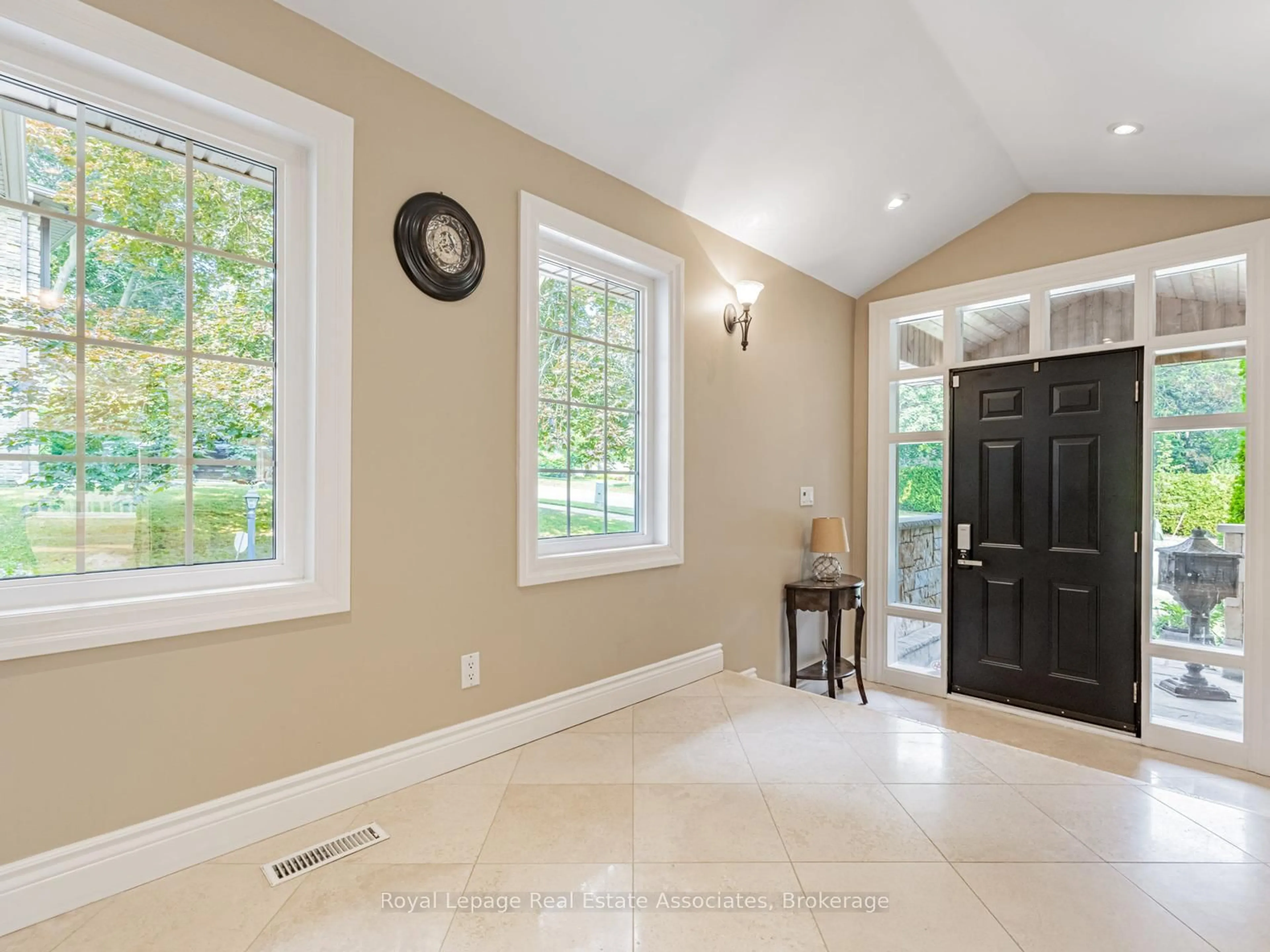 Indoor entryway for 1046 Springhill Dr, Mississauga Ontario L5H 1M9
