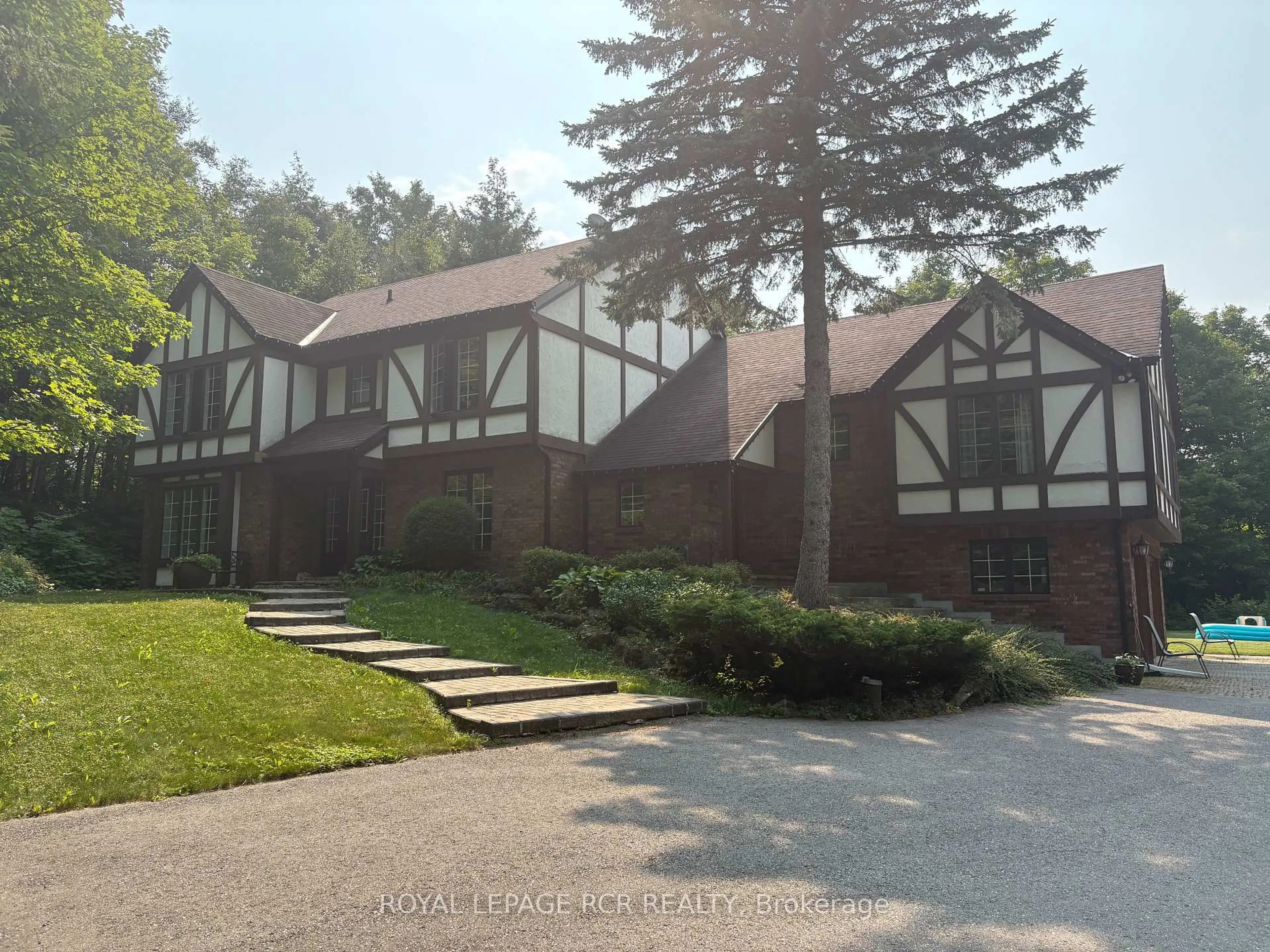 Home with brick exterior material, unknown for 832 Boston Mills Rd, Caledon Ontario L7C 0L7