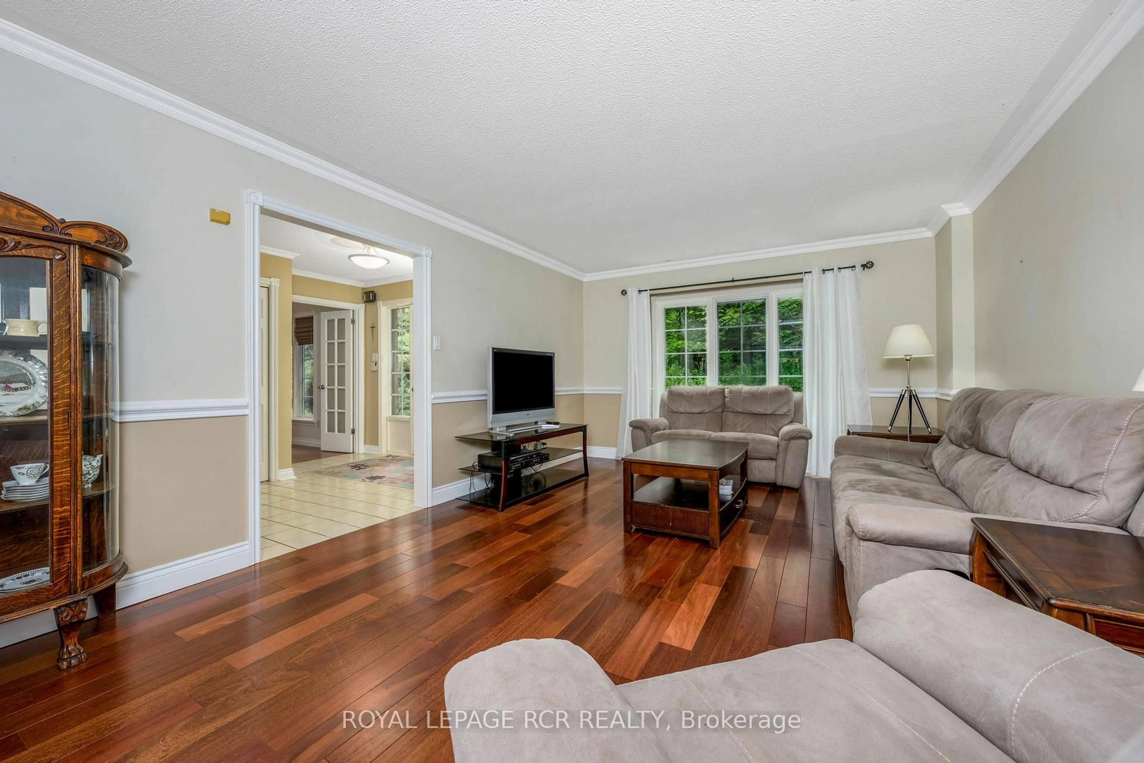 Living room with furniture, unknown for 832 Boston Mills Rd, Caledon Ontario L7C 0L7