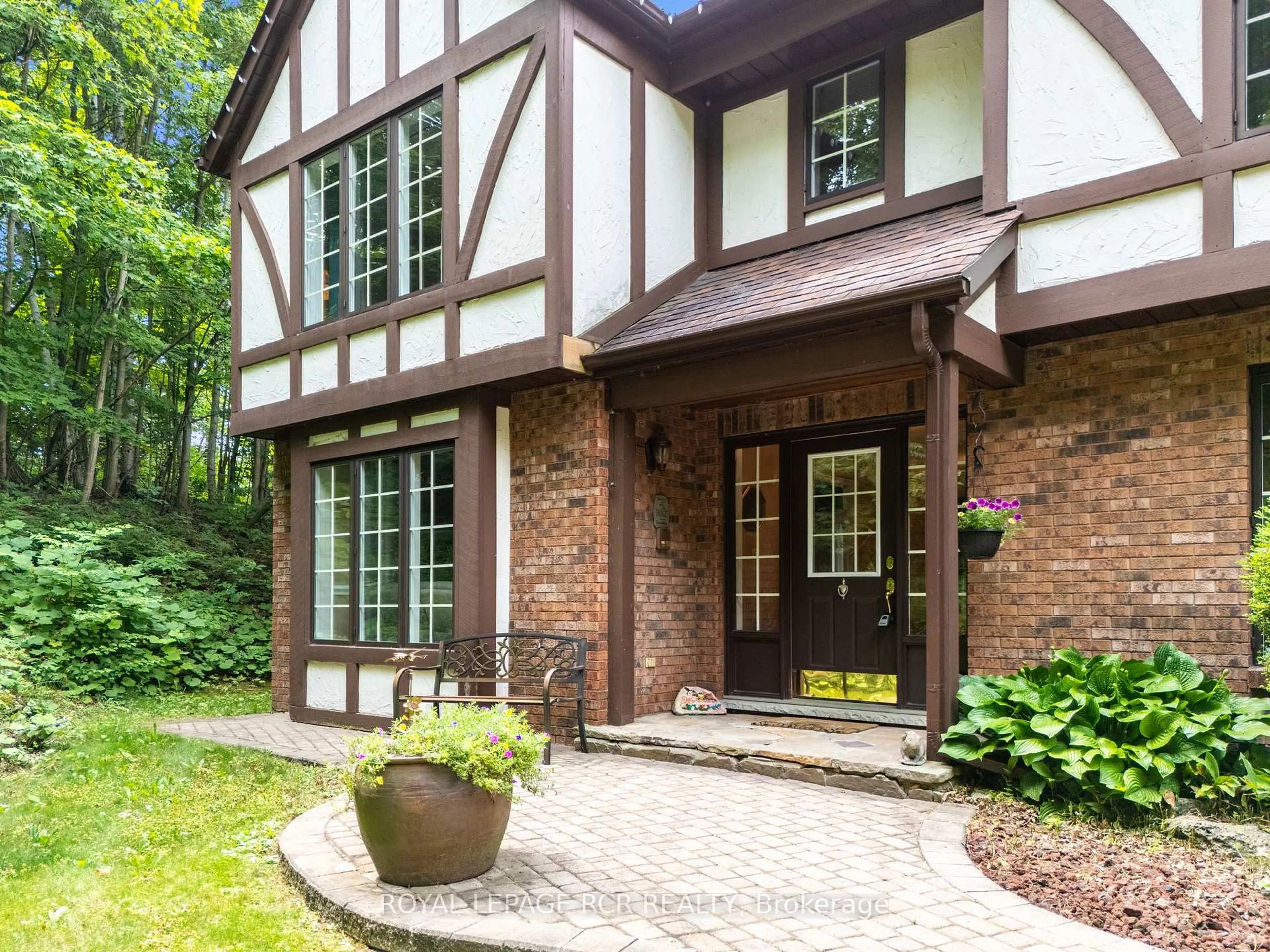 Home with brick exterior material, street for 832 Boston Mills Rd, Caledon Ontario L7C 0L7