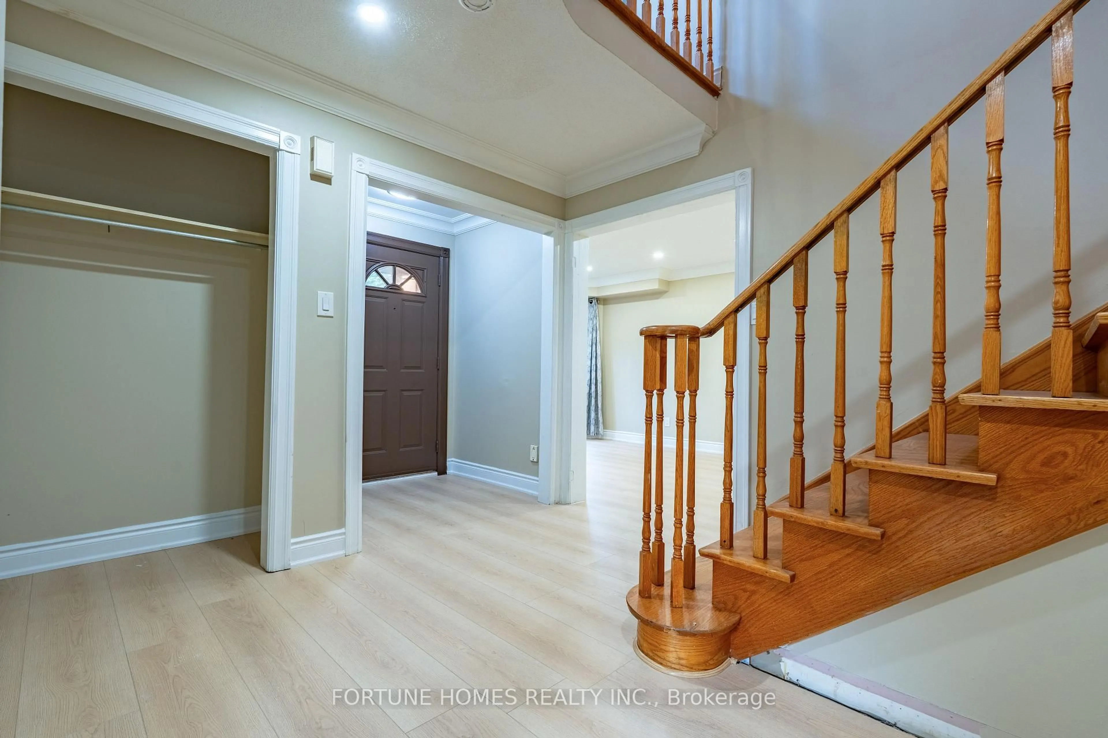 Indoor entryway for 90 Major William Sharpe Dr, Brampton Ontario L6X 3V1