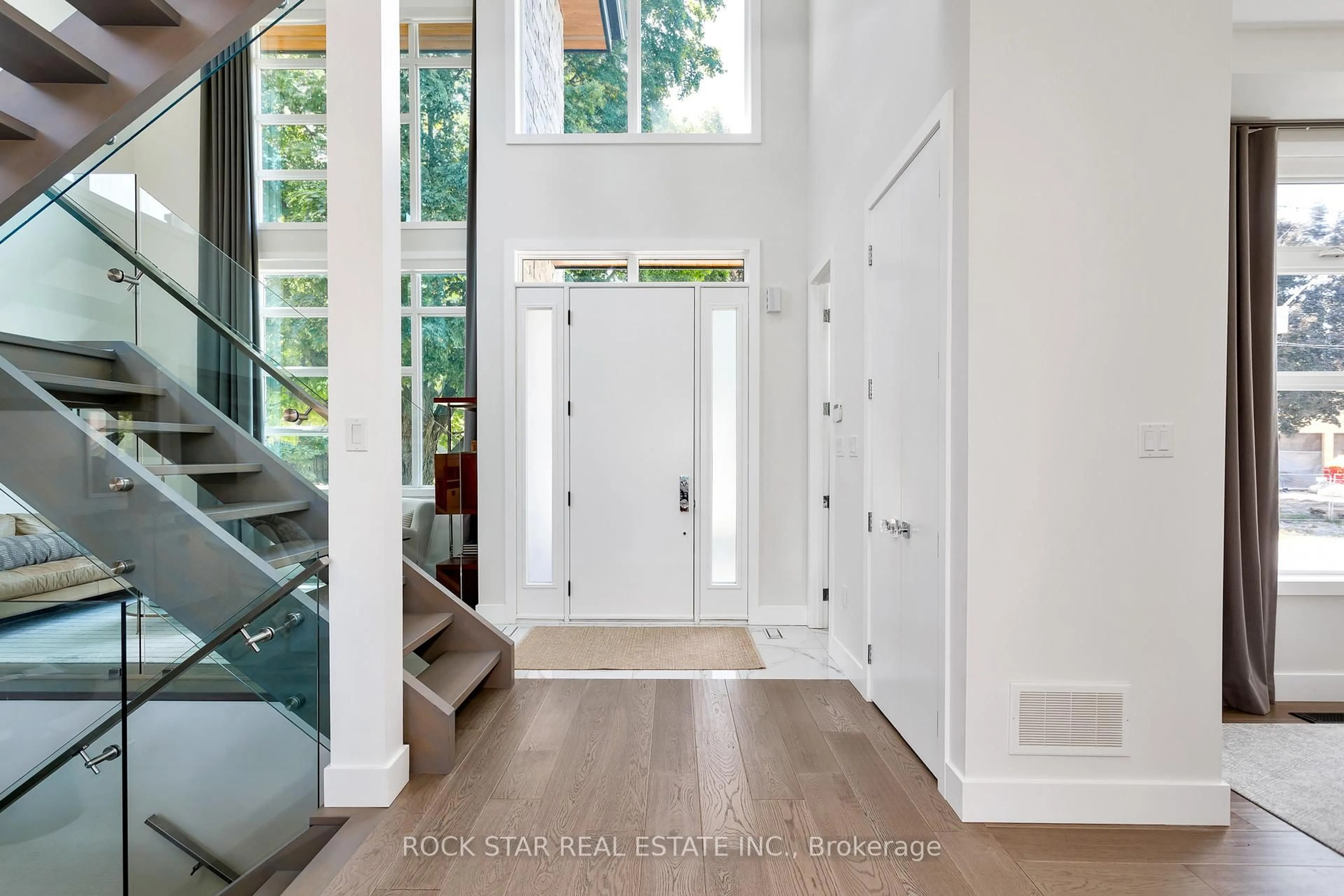 Indoor entryway for 459 Smith Lane, Oakville Ontario L6L 4X1