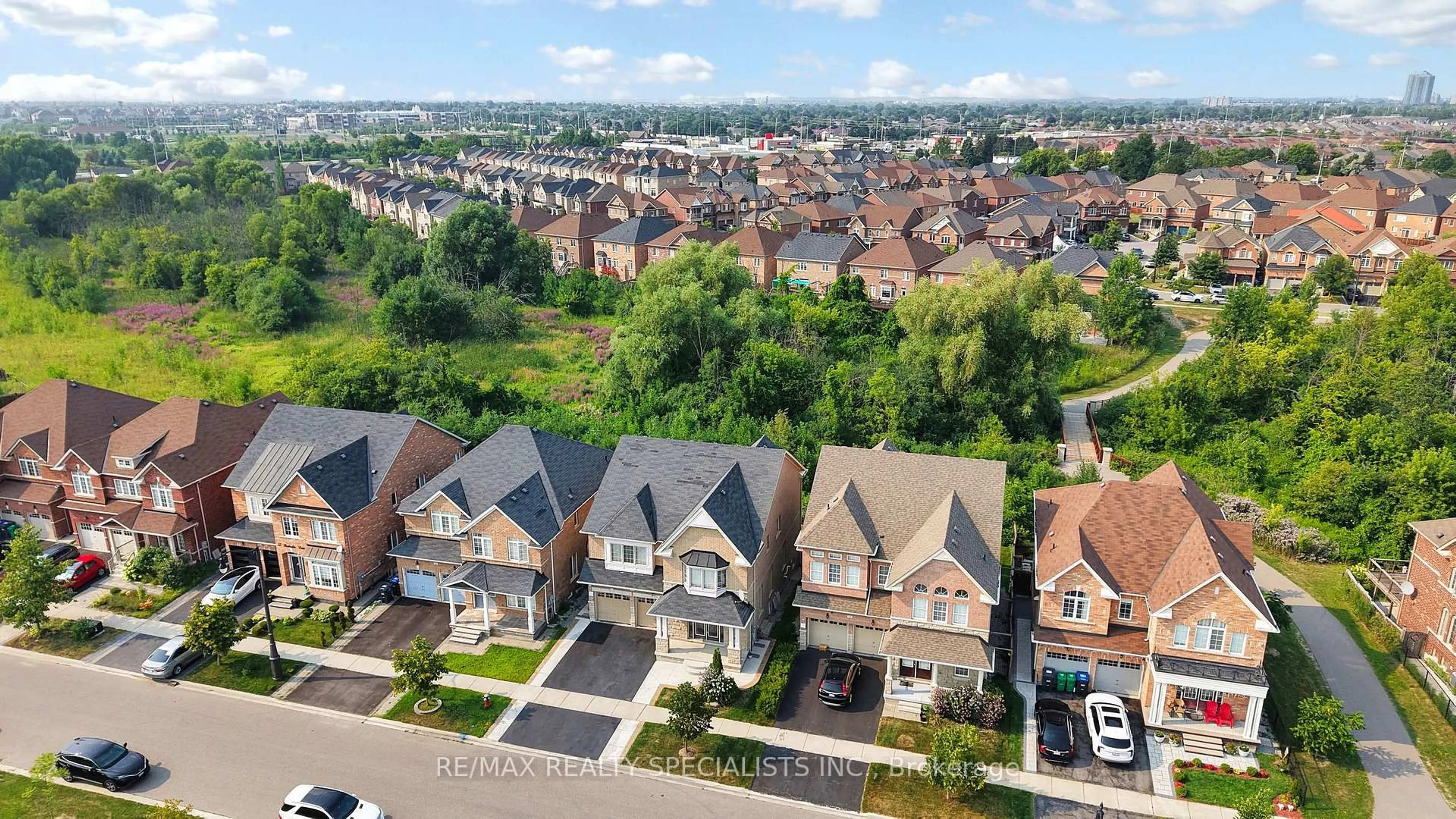 A pic from outside/outdoor area/front of a property/back of a property/a pic from drone, street for 53 Heatherglen Dr, Brampton Ontario L6Y 5X2