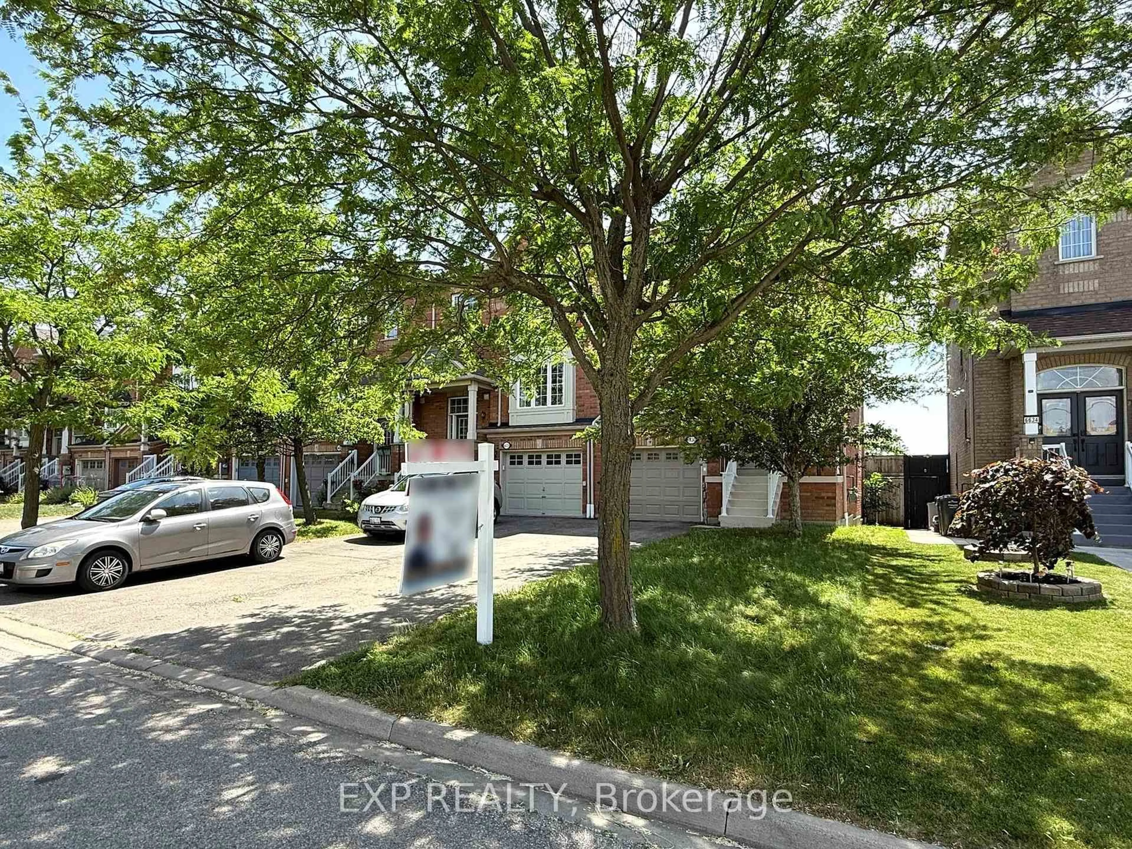A pic from outside/outdoor area/front of a property/back of a property/a pic from drone, street for 6630 Opera Glass Cres, Mississauga Ontario L5W 1R8