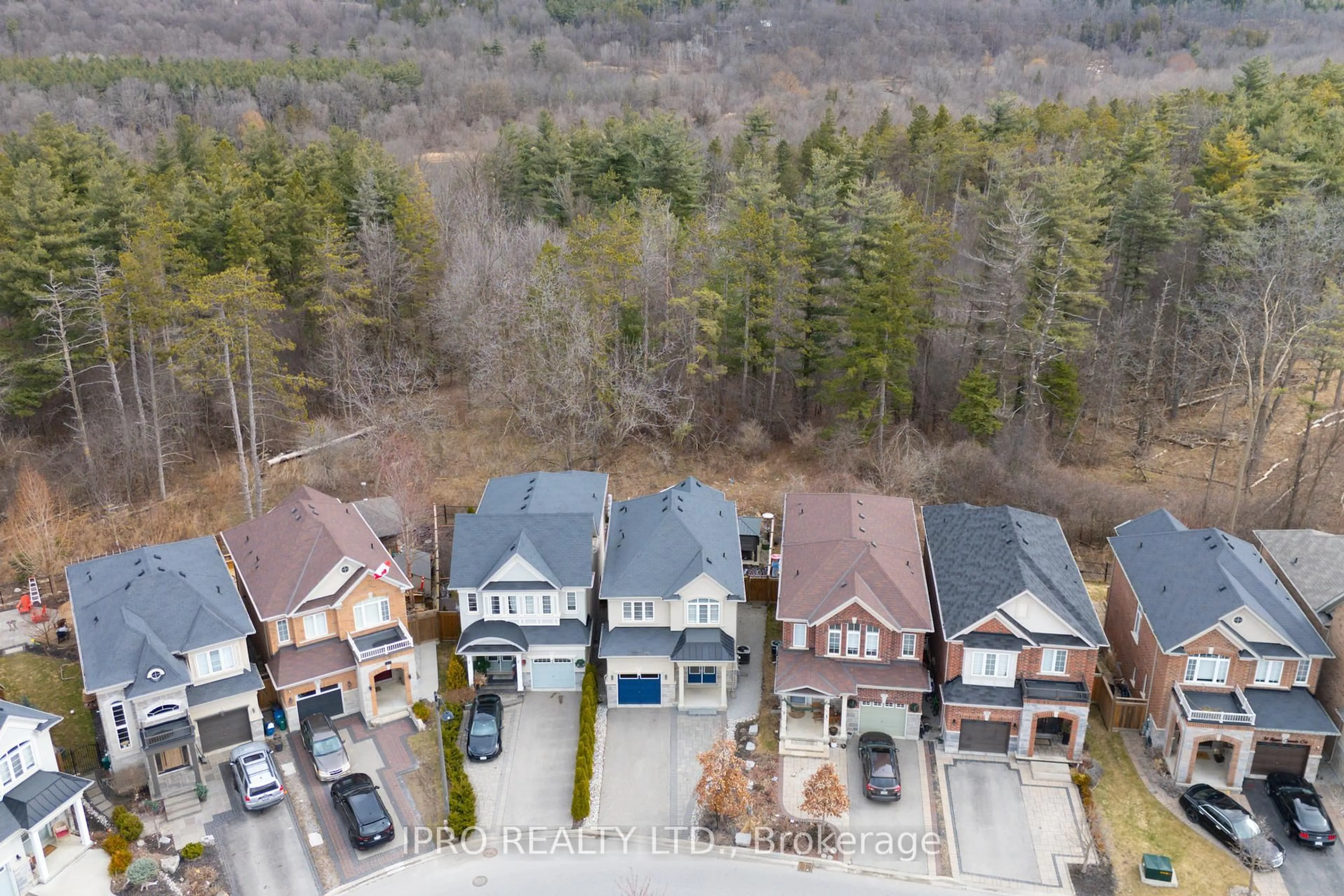 A pic from outside/outdoor area/front of a property/back of a property/a pic from drone, unknown for 25 Upper Canada Crt, Halton Hills Ontario L7G 0K9