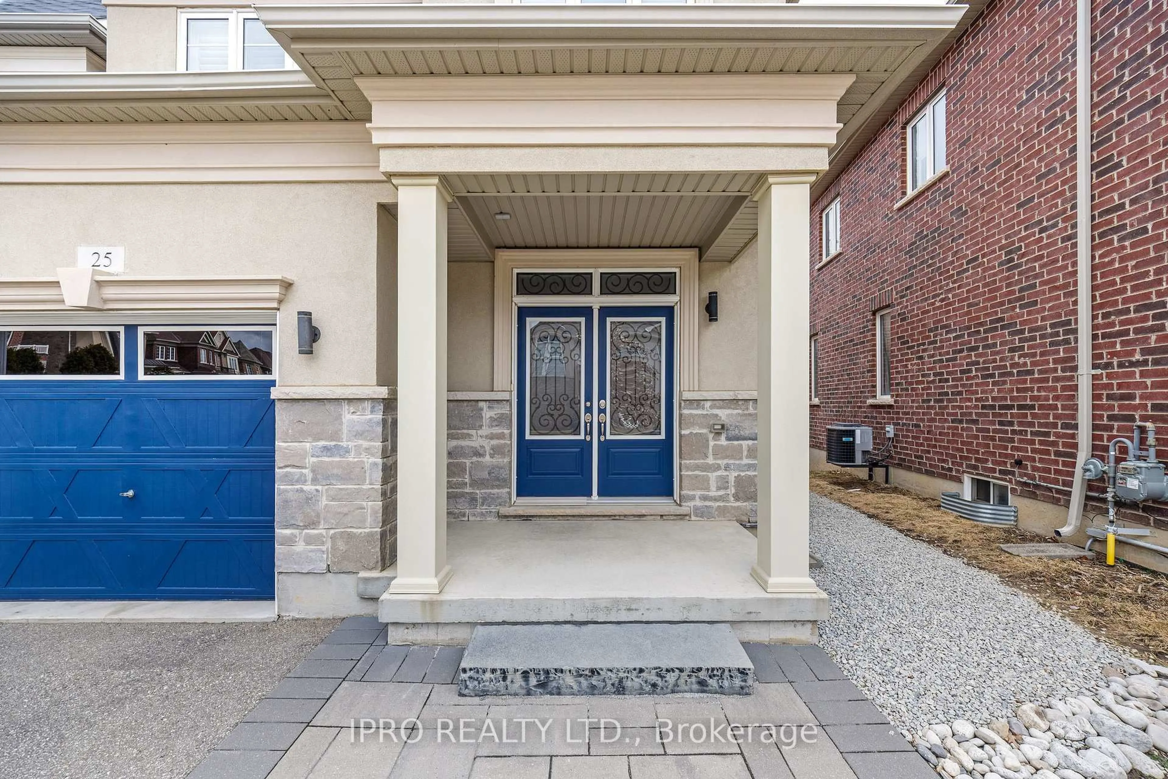 Indoor entryway for 25 Upper Canada Crt, Halton Hills Ontario L7G 0K9