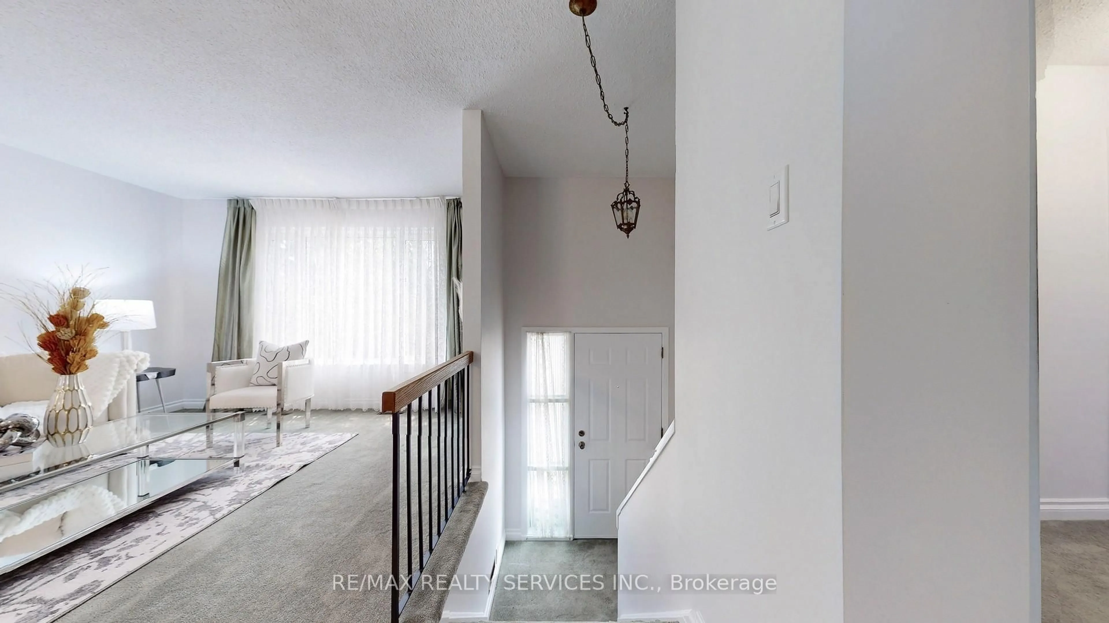 Indoor foyer for 27 Glenforest Rd, Brampton Ontario L6S 1L8