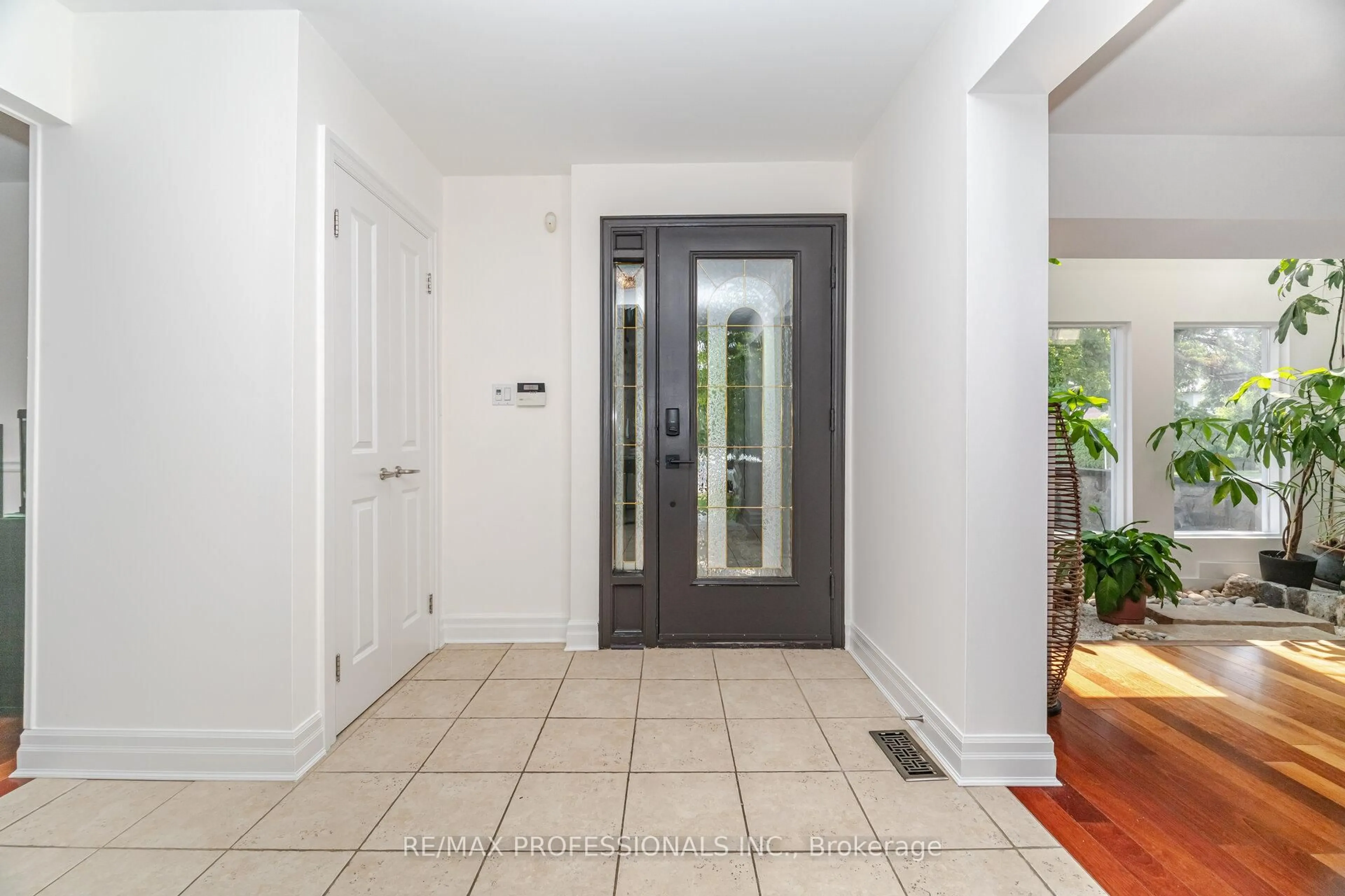 Indoor entryway for 2357 Kenbarb Rd, Mississauga Ontario L5B 2E9