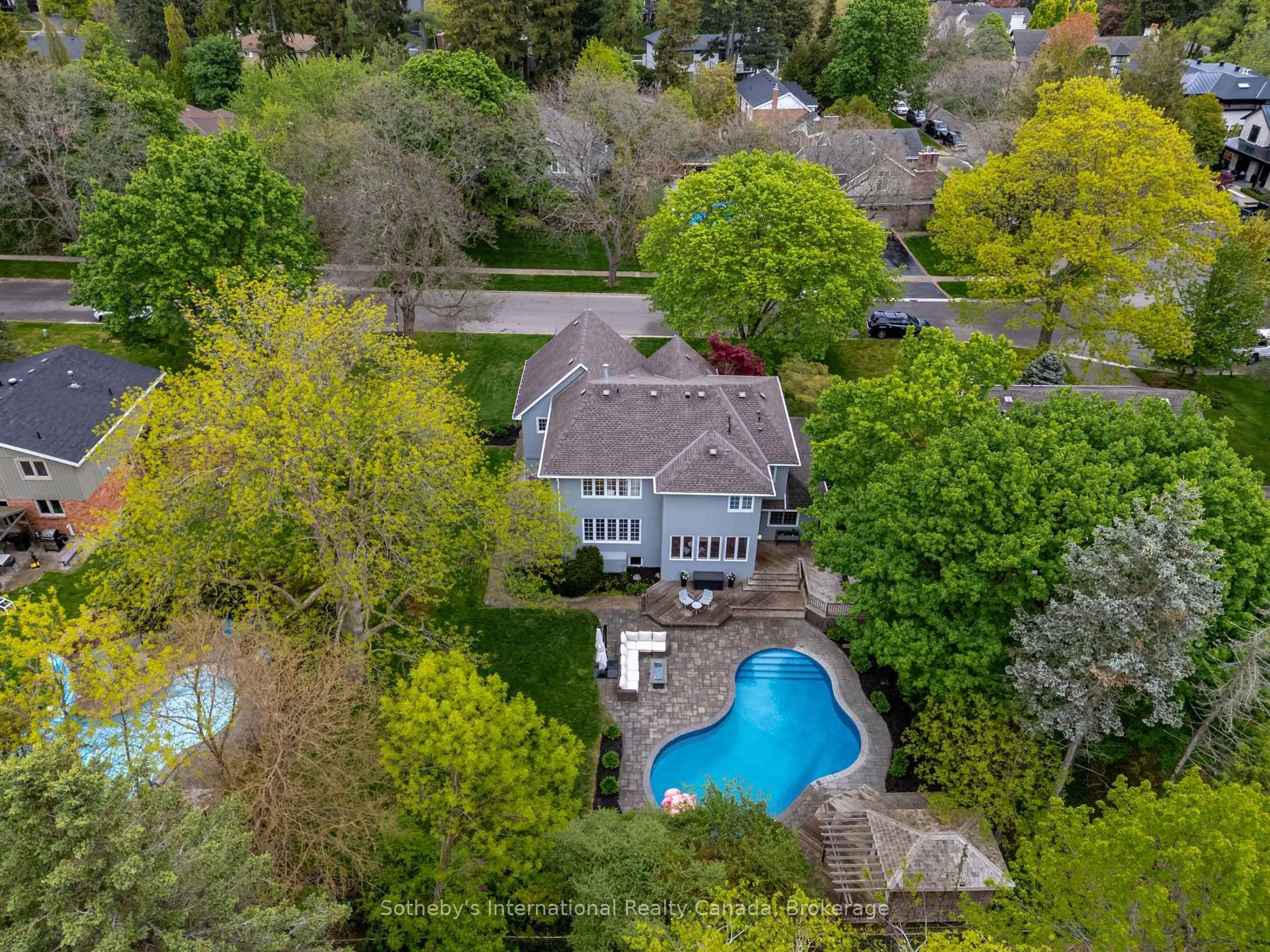 A pic from outside/outdoor area/front of a property/back of a property/a pic from drone, water/lake/river/ocean view for 130 Blyth Cres, Oakville Ontario L6J 5H6