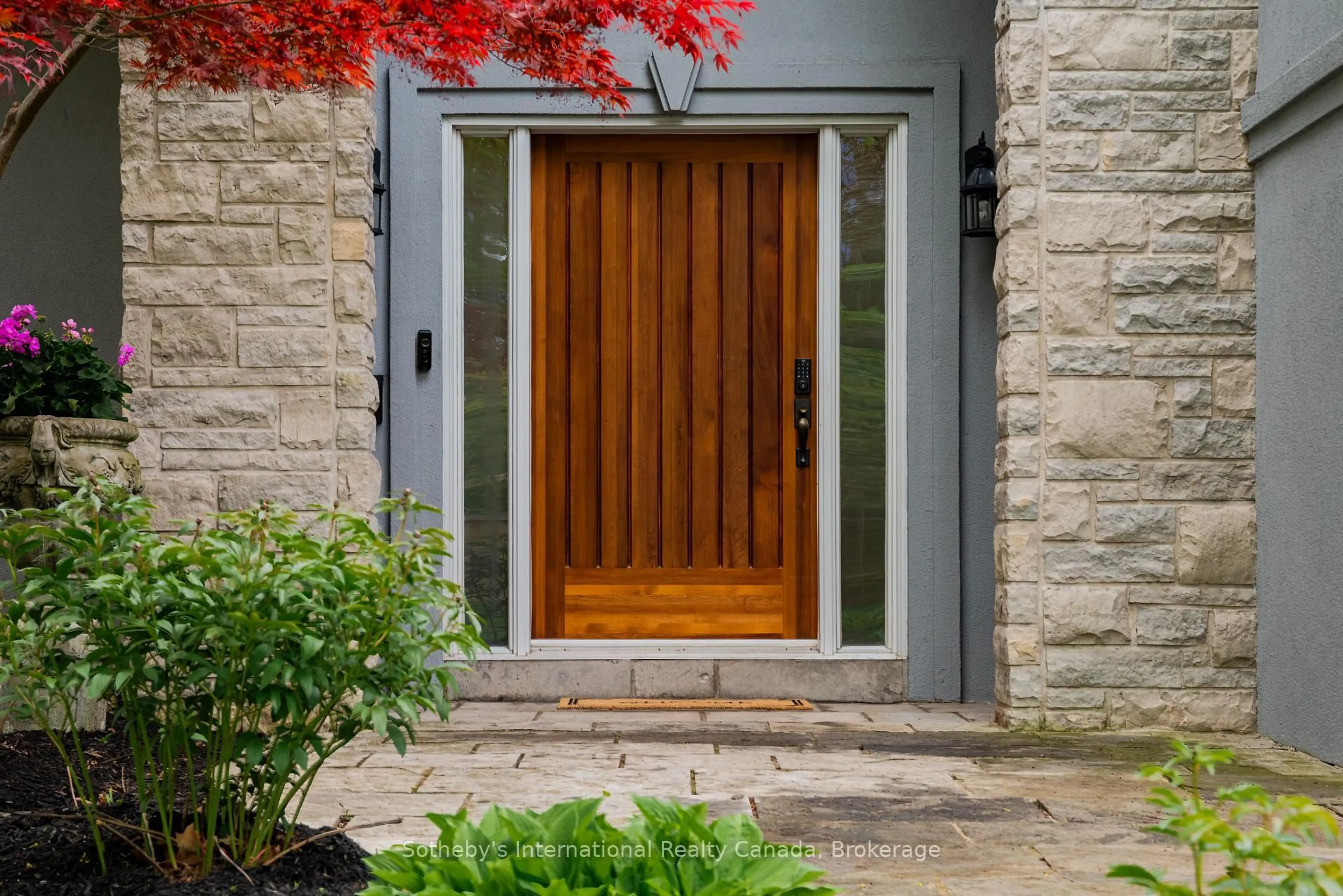 Indoor entryway for 130 Blyth Cres, Oakville Ontario L6J 5H6