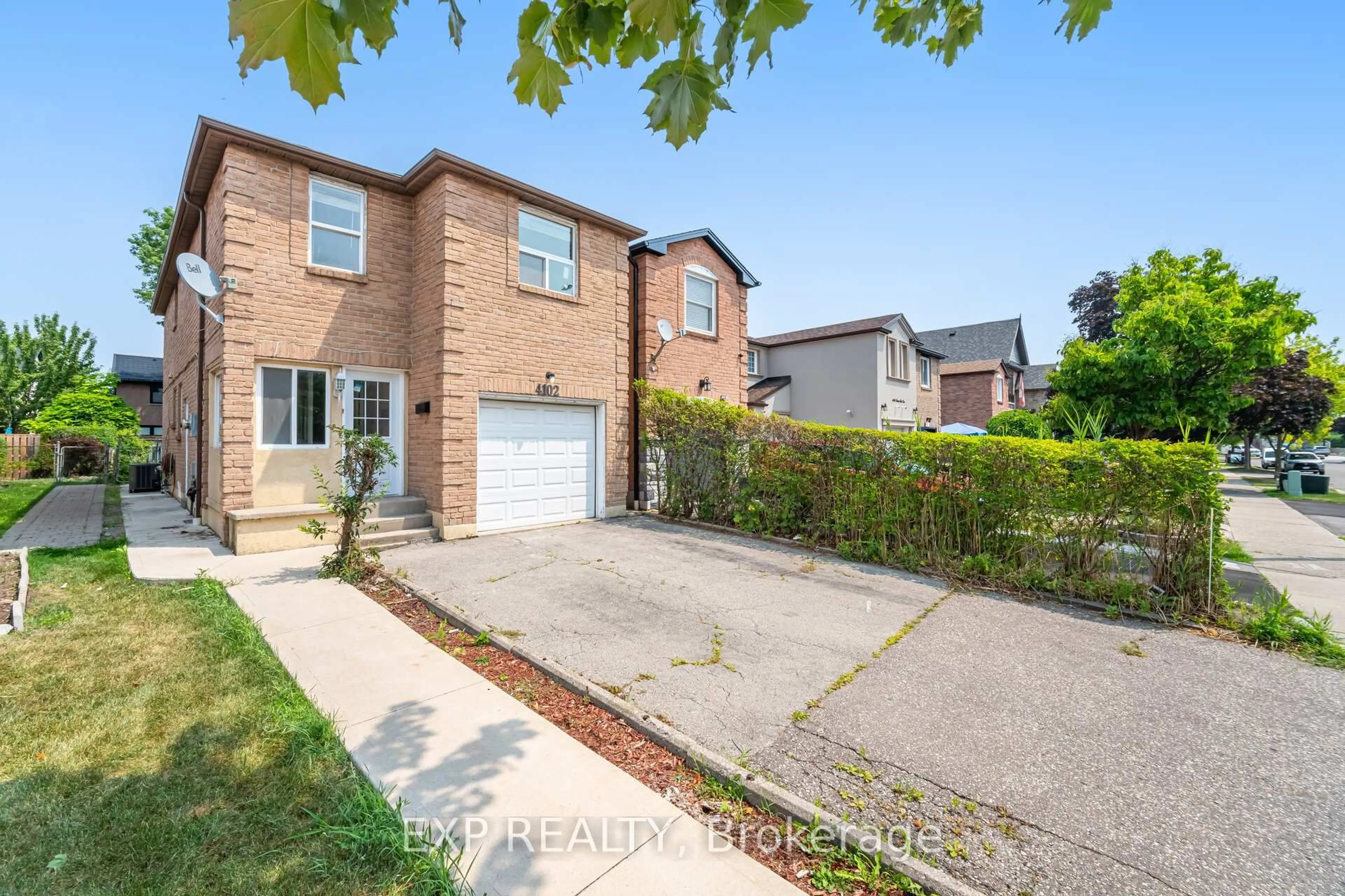 A pic from outside/outdoor area/front of a property/back of a property/a pic from drone, street for 4102 Forest Fire Cres, Mississauga Ontario L4W 3P5