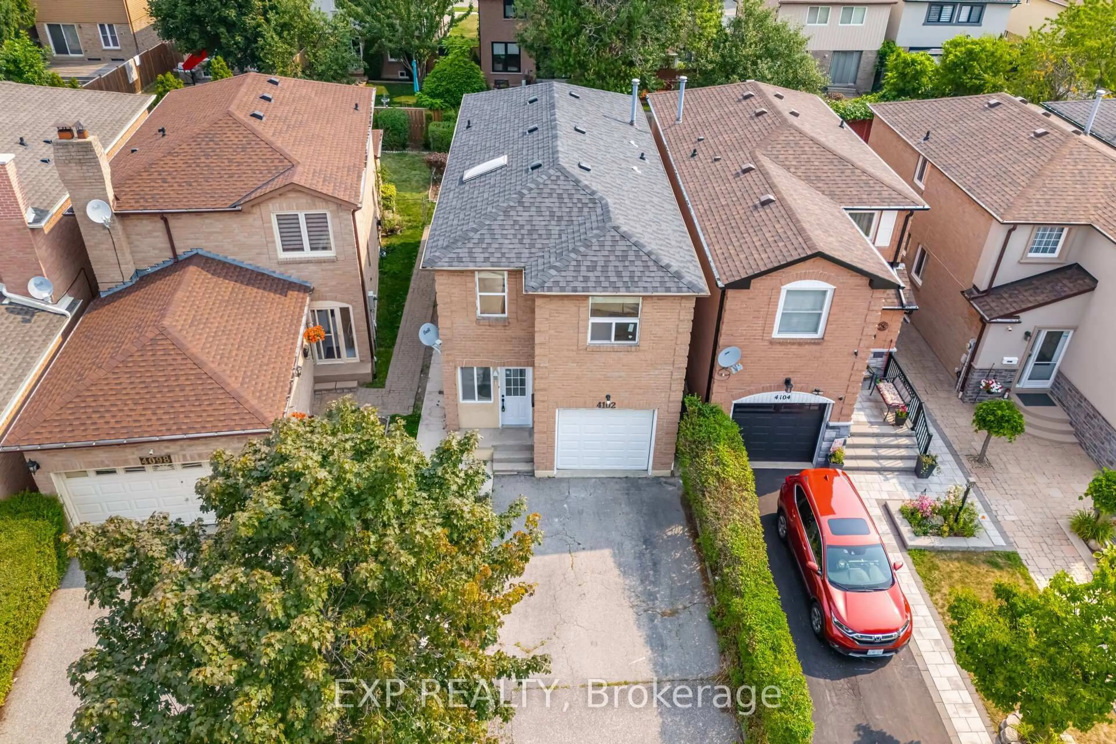 A pic from outside/outdoor area/front of a property/back of a property/a pic from drone, street for 4102 Forest Fire Cres, Mississauga Ontario L4W 3P5