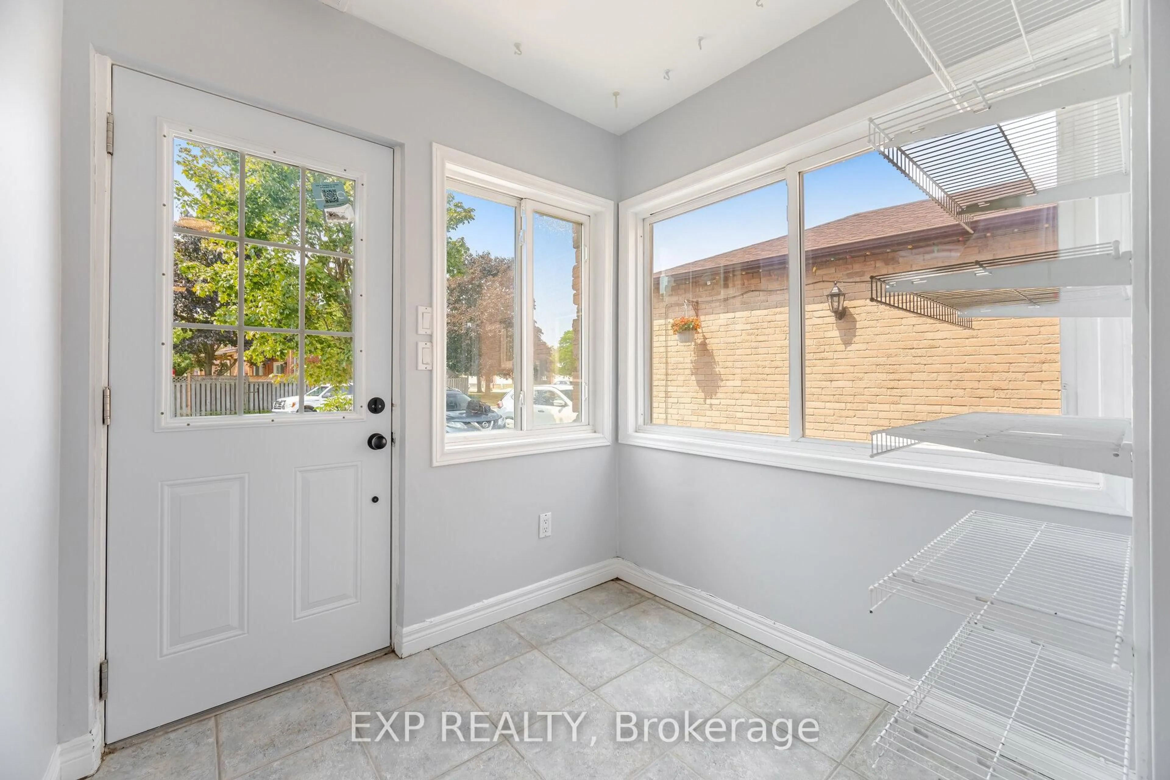 Indoor entryway for 4102 Forest Fire Cres, Mississauga Ontario L4W 3P5