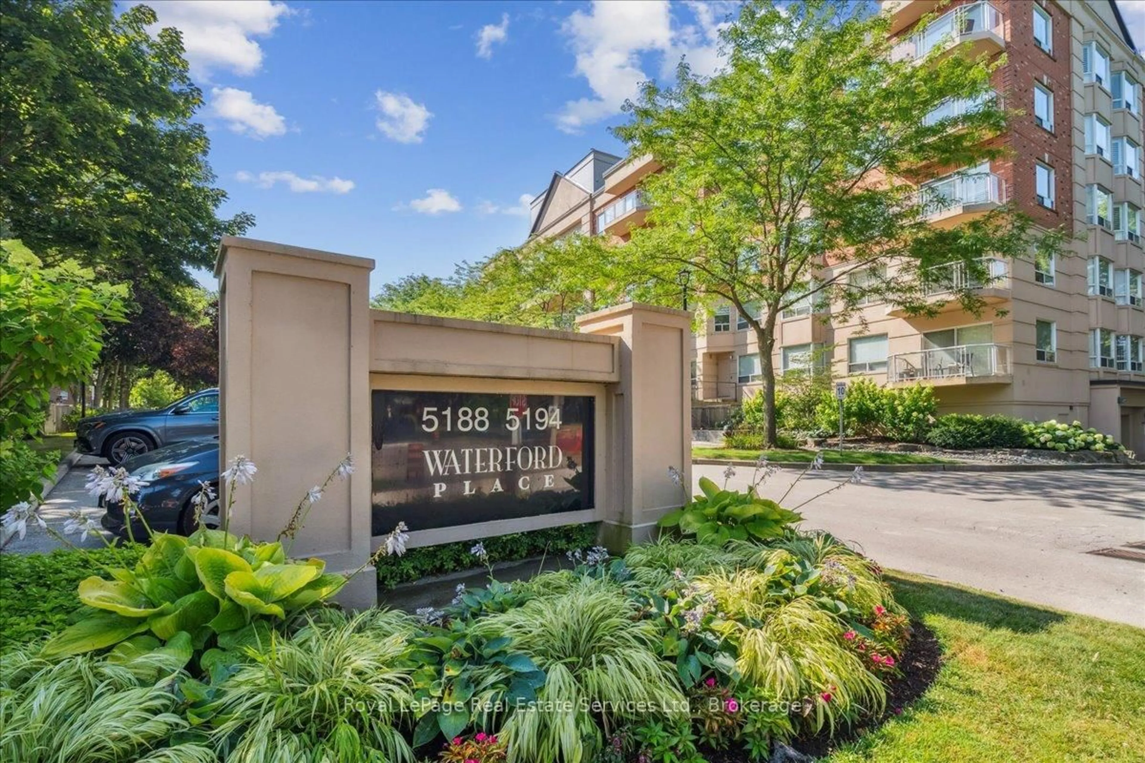 Indoor foyer for 5188 Lakeshore Rd #405, Burlington Ontario L7L 6P4
