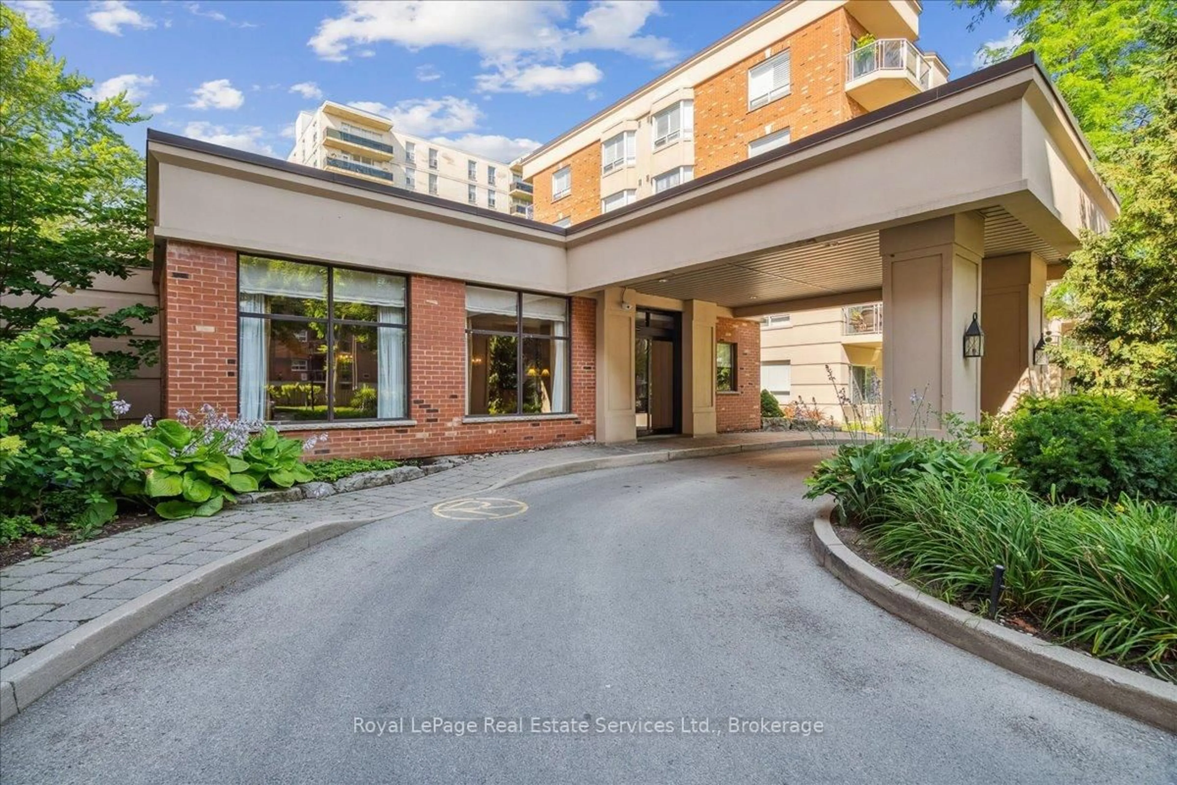 Indoor foyer for 5188 Lakeshore Rd #405, Burlington Ontario L7L 6P4