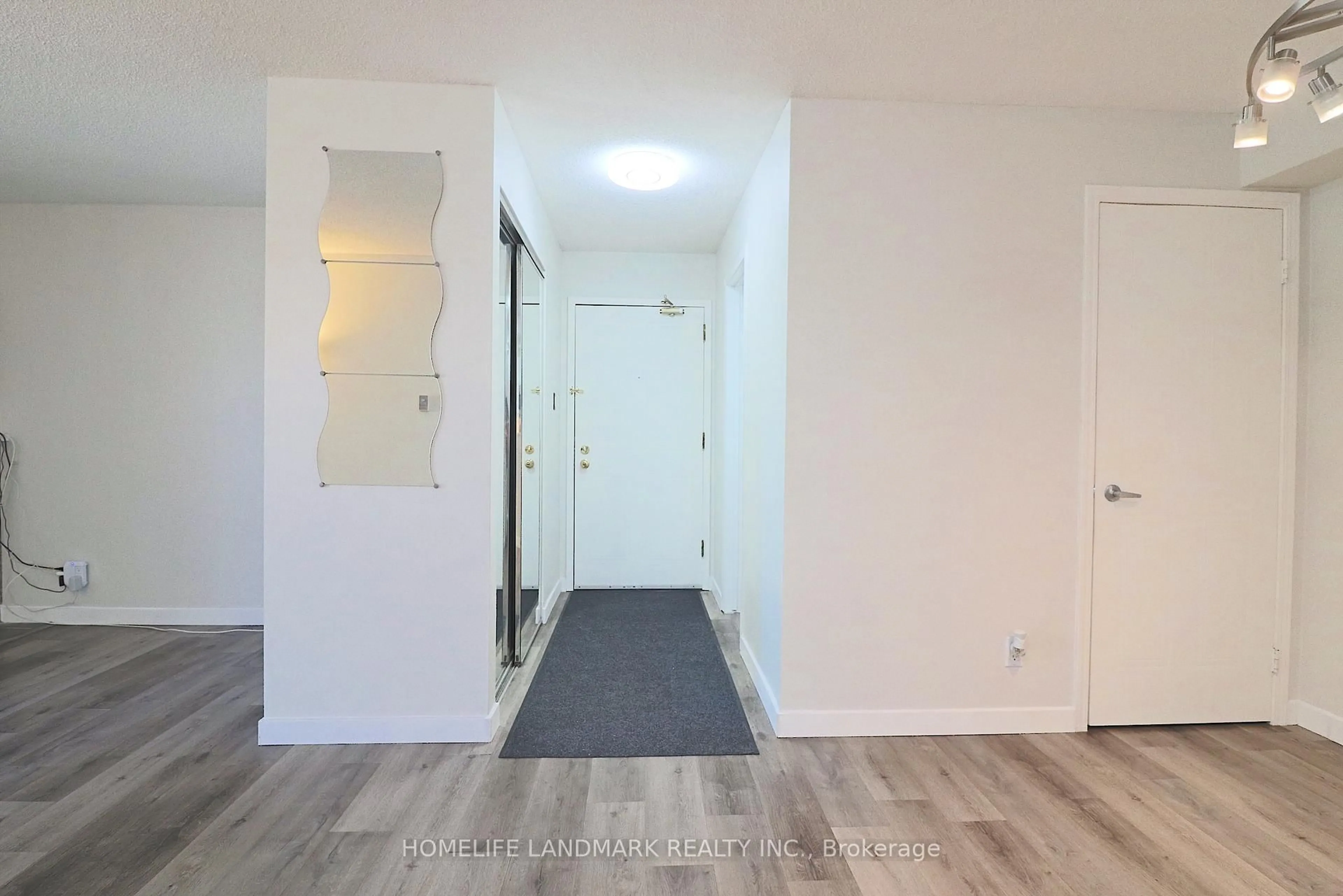 Indoor entryway for 95 Trailwood Dr #821, Mississauga Ontario L4Z 3L2