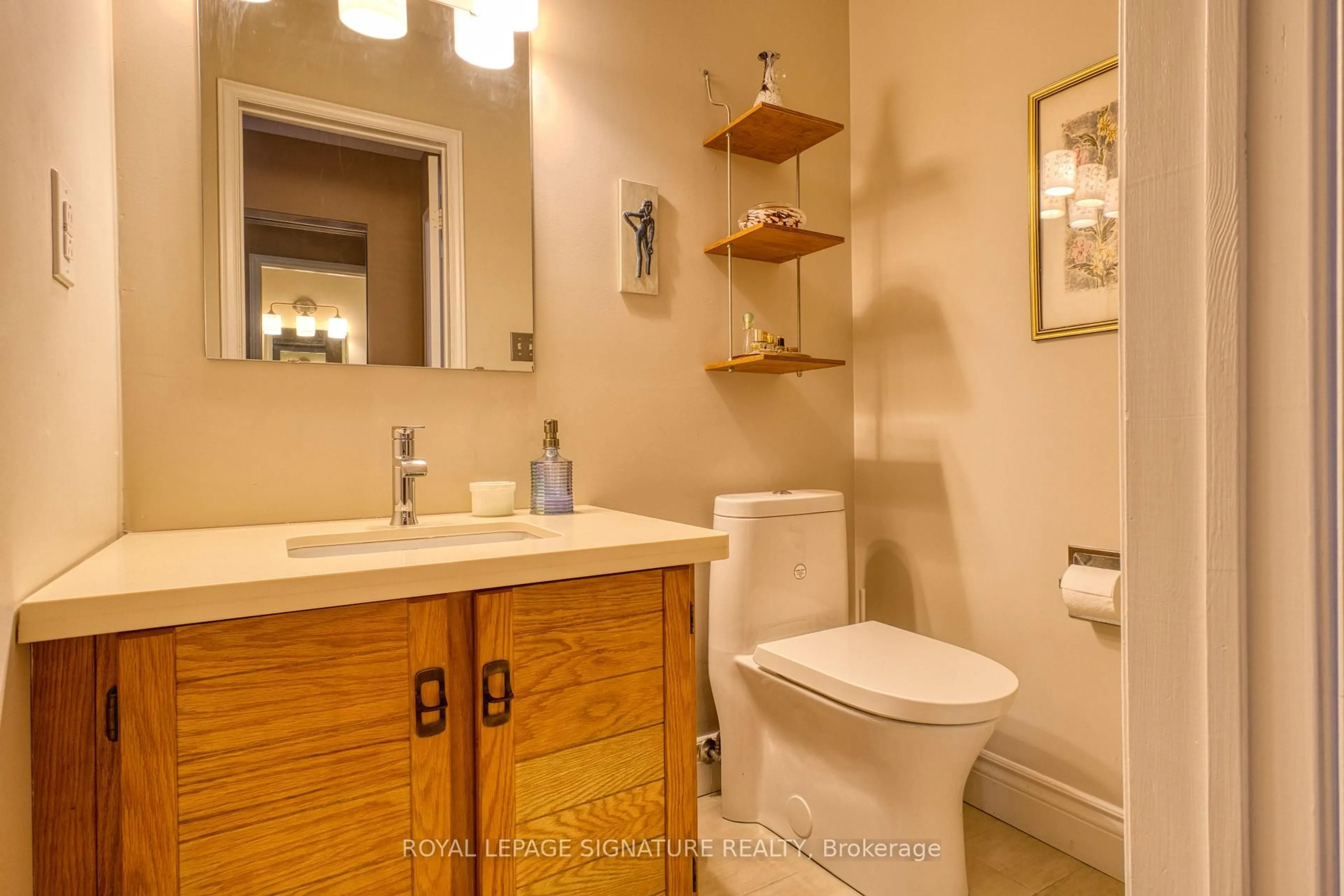 Standard bathroom, ceramic/tile floor for 6593 Eastridge Rd, Mississauga Ontario L5N 4L5