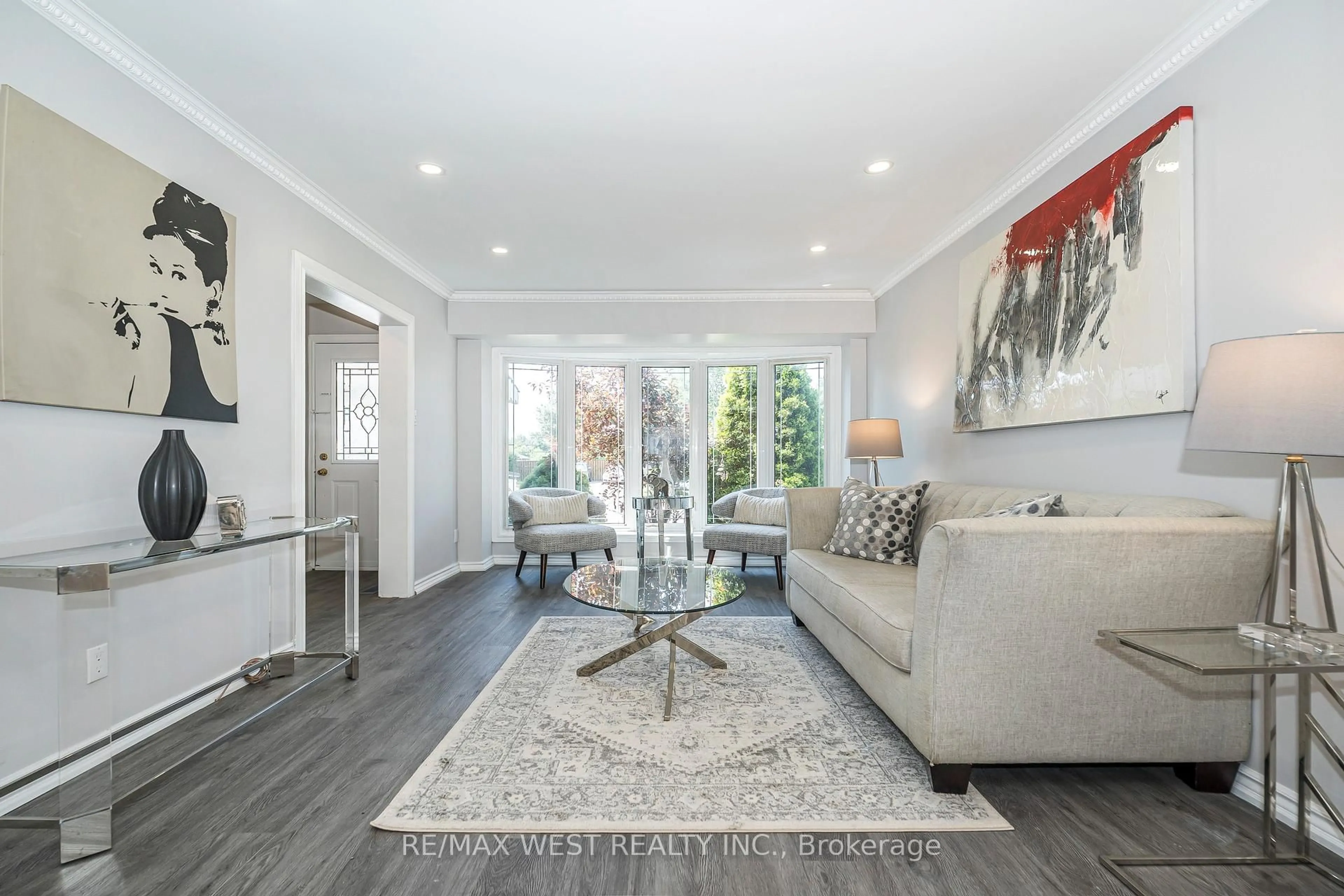 Living room with furniture, unknown for 128 Avondale Blvd, Brampton Ontario L6T 1H7