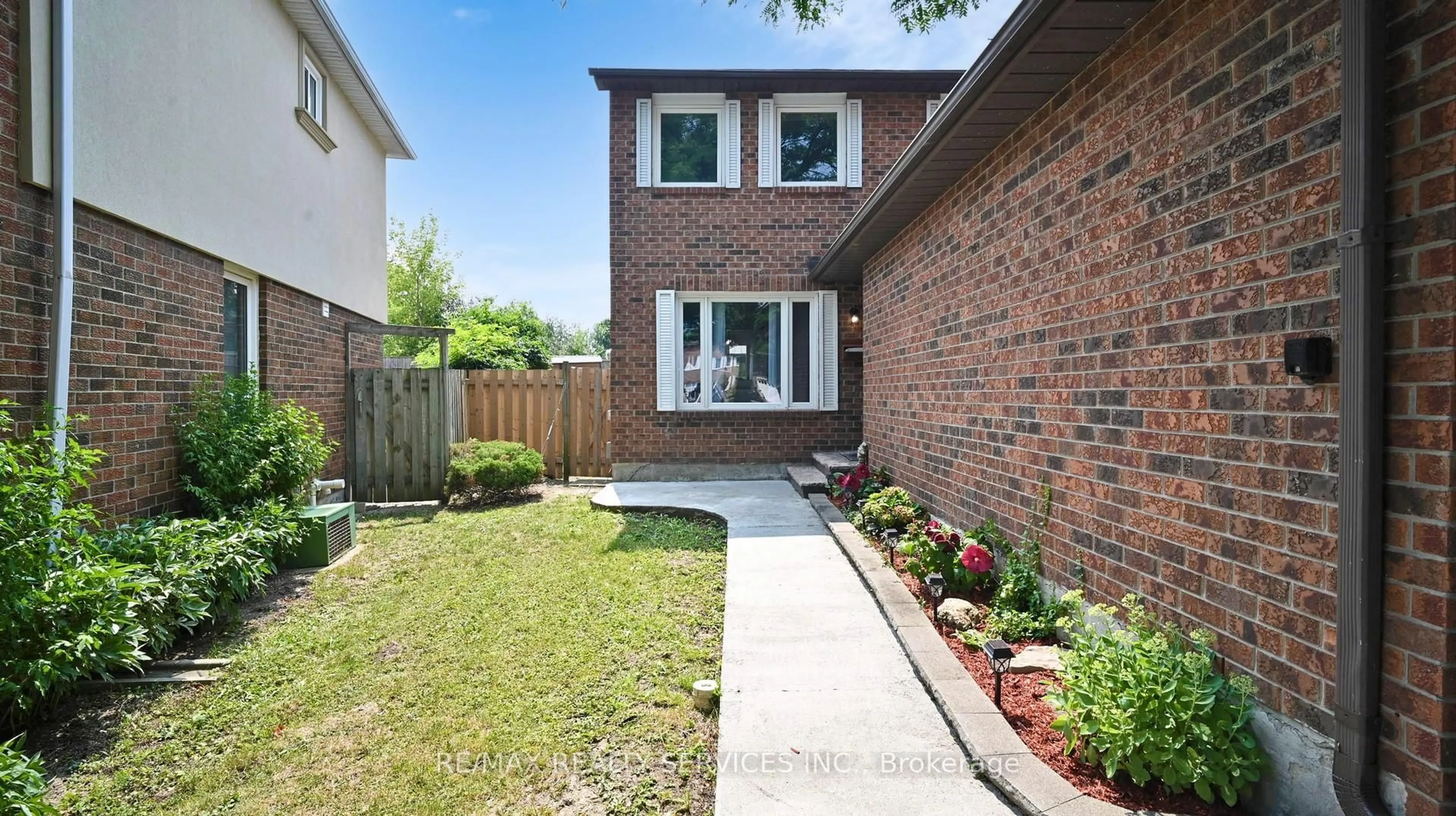 Home with brick exterior material, street for 14 Myna Crt, Brampton Ontario L6S 4H8
